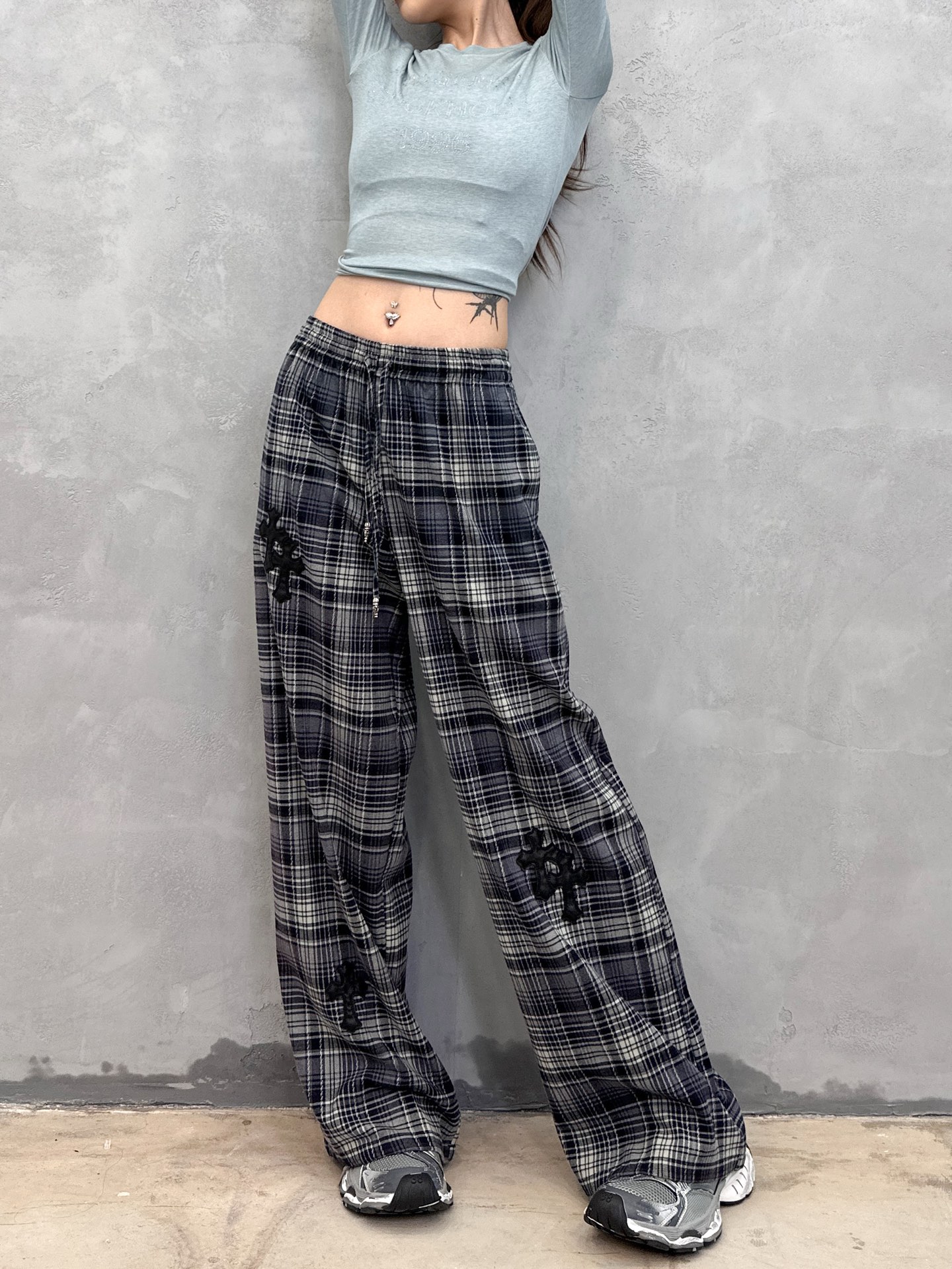 NO:740643,Chrome Hearts ｜ New style casual pants, ready-to-wear washed color spraying process and hand-embroidered cross mark, rayon-cotton blended plaid fabric, casual fashion, size sml,,chrome hearts,19860909克罗心 ｜ 新款休闲裤,成衣洗水喷色工艺加手工刺绣十字标,人棉混纺格子面料,休闲时尚,尺码sml,,chrome hearts,,Women's clothing