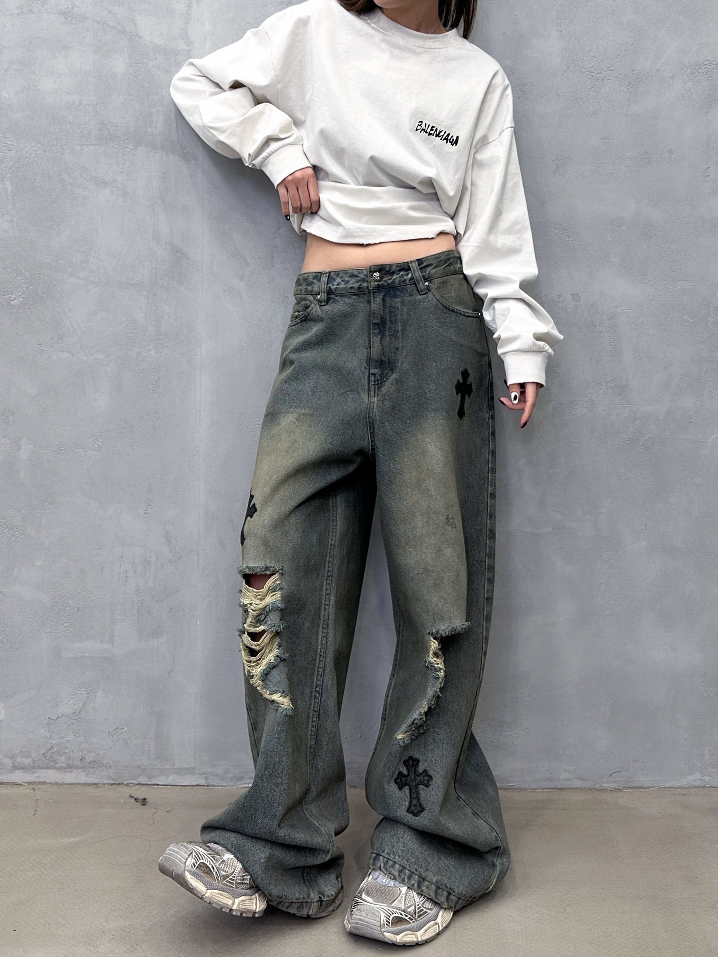 NO:740655,Chrome Hearts | New jeans, ready-to-wear, rewashed, frayed and hand-embroidered with cross marks, same style for men and women, sizes sml,,chrome hearts,jeans,19860909克罗心 ｜ 新款牛仔裤,成衣重洗水磨破工艺加手工刺绣十字标,男女同款,尺码sml,,chrome hearts,jeans,,Women's clothing