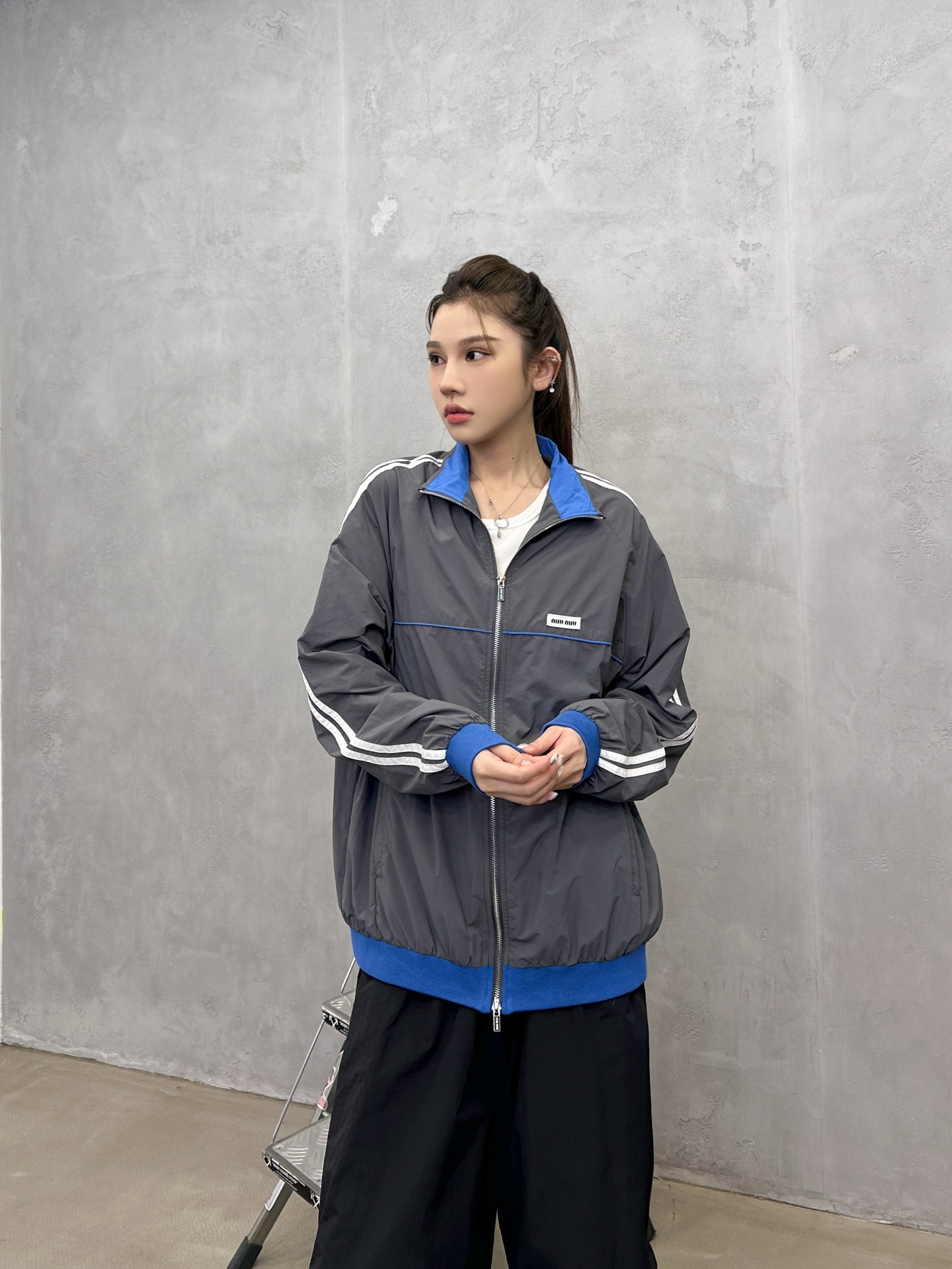 NO:747973,Miu ｜ New casual contrasting color tops, garment washing and color fixing technology, classic splicing contrasting color workmanship, handmade side bars and machine side ropes, same style for men and women, sizes sml,,miumiu,19860909Miu ｜ 新款休闲撞色上衣,成衣洗水固色工艺,经典拼接撞色做工,手工车侧杠机边绳,男女同款,尺码sml,,miumiu,,Women's clothing