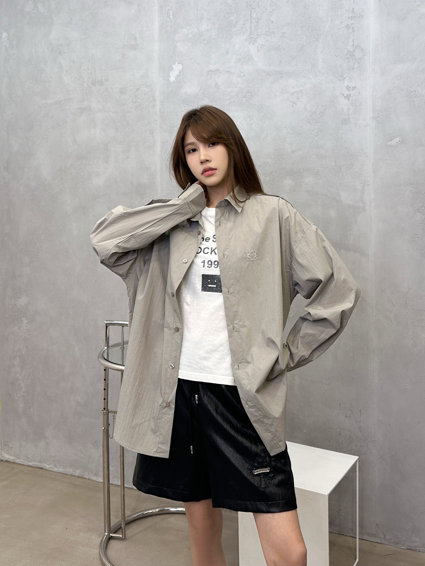 NO:747956,Loewe | New casual shirts, ready-to-wear washed and softened, special structural styles, high-density imported shirt fabrics, casual fashion, size sml,,loewe,19860909Loewe ｜ 新款休闲衬衣,成衣洗水加软工艺,特殊结构款式,高密进口衬衣面料,休闲时尚,尺码sml,,loewe,,Women's clothing