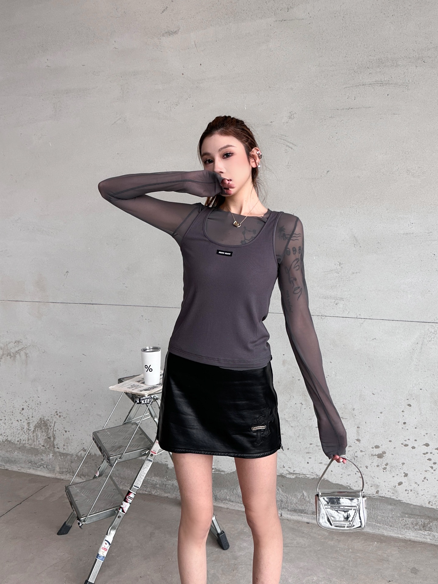 NO:752482,Miu ｜ New long-sleeved bottoming, classic embroidered logo, inner mesh outer vest, two-piece workmanship, casual and fashionable, size sml,,miumiu,19860909Miu ｜ 新款长袖打底,经典刺绣标,内网纱外背心真两件做工,休闲时尚,尺码sml,,miumiu,,Women's clothing