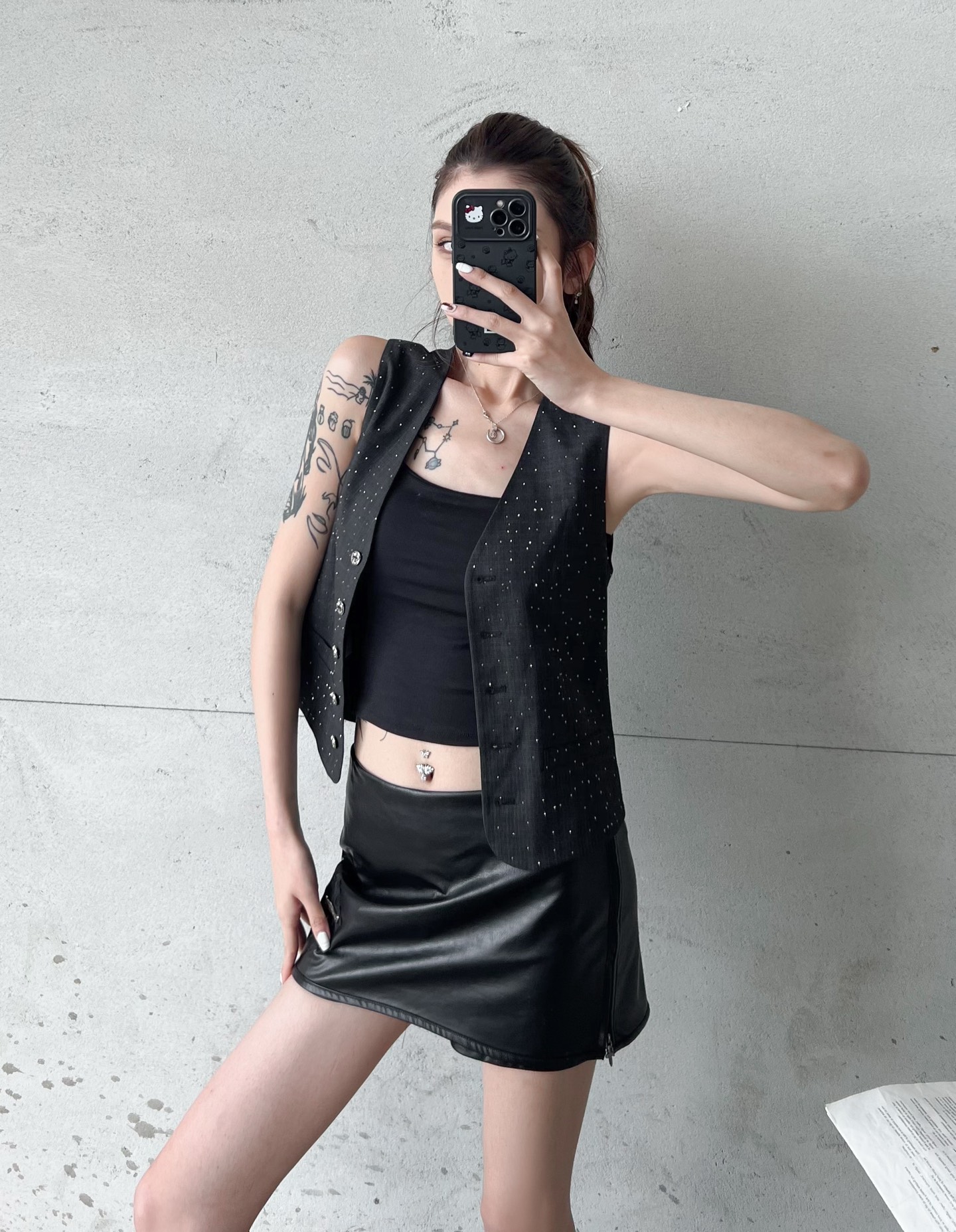 NO:752981,Chrome Hearts ｜ New casual vest, ready-to-wear full-body ironing process, TR fabric with double-layer workmanship of silk lining, casual and fashionable, size sml,, chrome hearts,19860909克罗心 ｜ 新款休闲马甲,成衣全身烫钻工艺,TR面料加人丝里布双层做工,休闲时尚,尺码sml,,chrome hearts,,Women's clothing