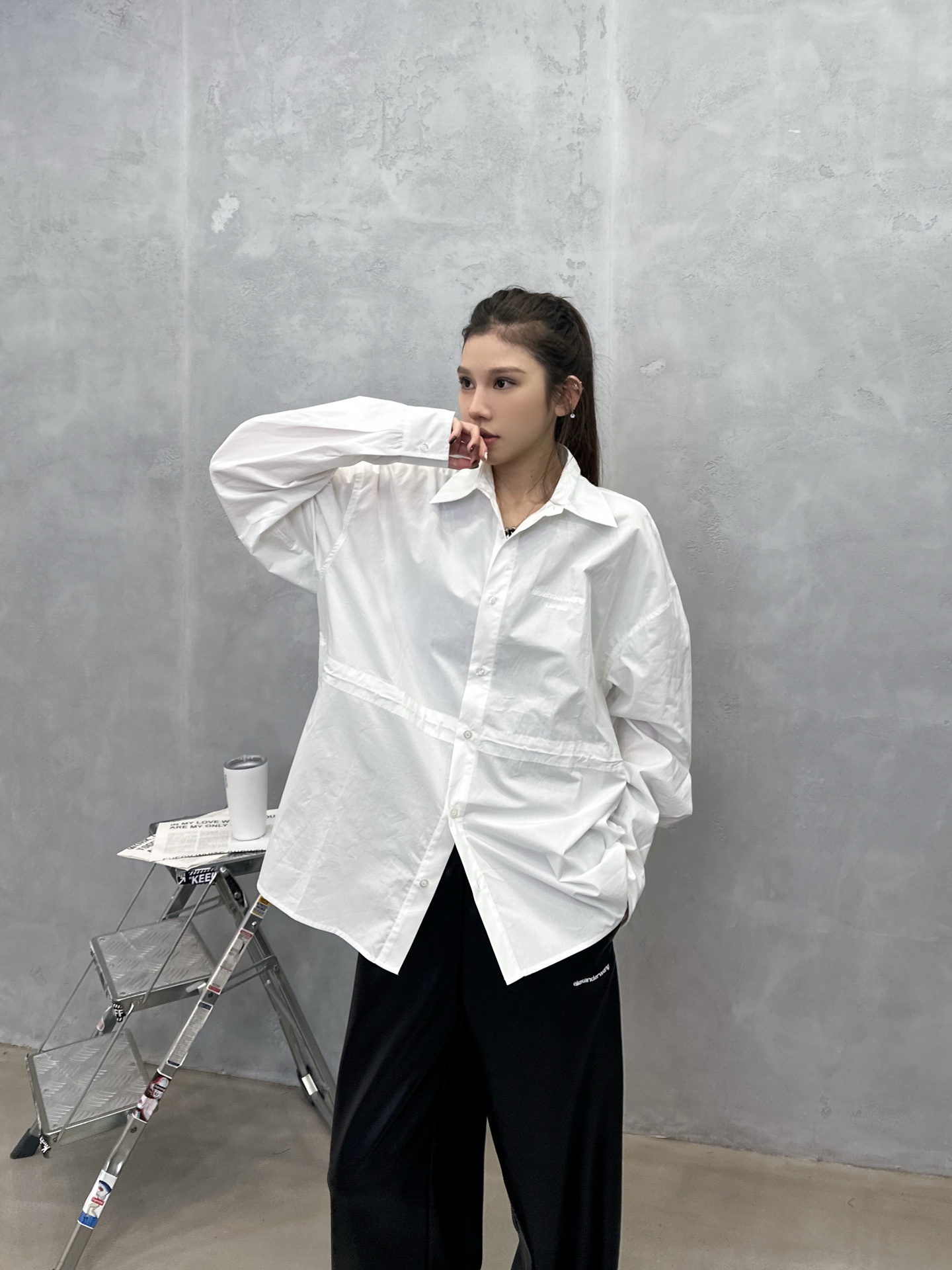 NO:759589,King | New shirt, classic embroidered logo, high-density cotton shirt fabric imported from Japan, fashionable waist drawstring design, size sml,, alexander wang,19860909大王 ｜ 新款衬衣,经典刺绣标,日本进口高密全棉衬衣面料,时尚腰部抽绳设计,尺码sml,,alexander wang,,Women's clothing