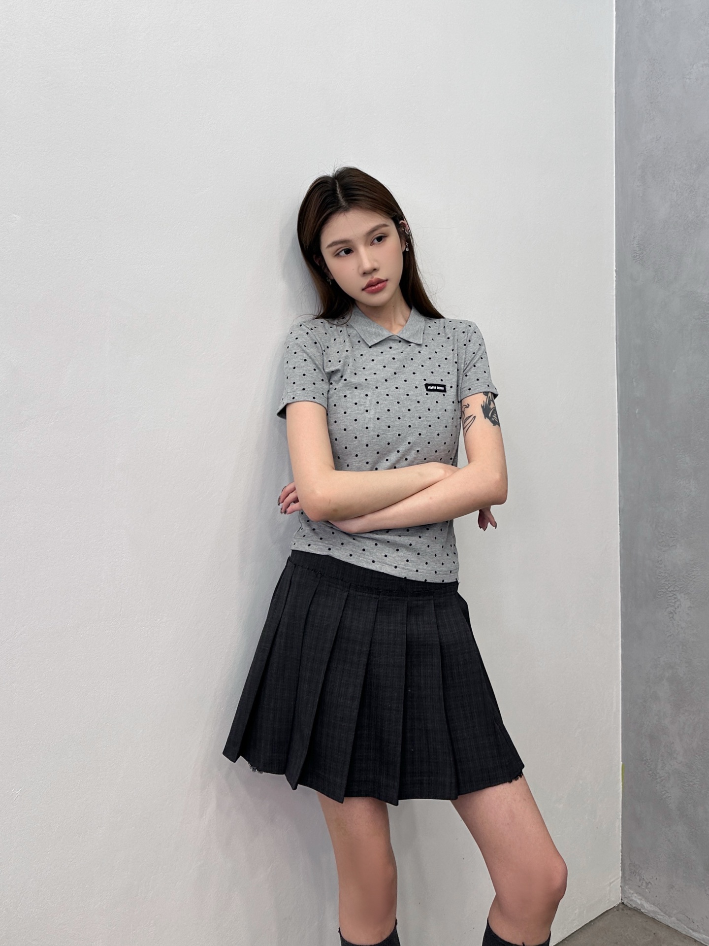NO:790877,Miu | New short-sleeved polo, gray fabric polka dot printing technology, fashionable and casual style, elastic and skin-friendly rayon fabric, size sml,, miumiu, T-shirt,19860909Miu ｜ 新款短袖polo,坯布波点印花工艺,时尚休闲款式,弹力亲肤人棉面料,尺码sml,,miumiu,T-shirt,,Women's clothing