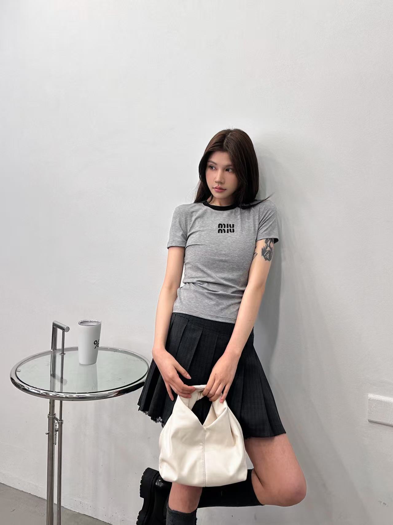 NO:790887,Miu | New short-sleeved T-shirt, classic appliqué embroidered logo and contrasting thread technology, imported lyocell fabric with strong skin-friendly feel, size sml,,miumiu,T-shirt,19860909Miu ｜ 新款短袖t,经典贴布绣标加撞色螺纹工艺,进口莱赛尔面料亲肤感超强,尺码sml,,miumiu,T-shirt,,Women's clothing