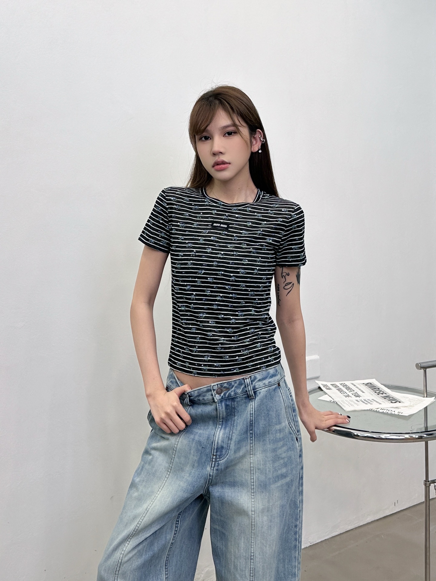 NO:790895,Miu | New short-sleeved t-shirt, classic embroidered logo plus gray fabric printing process, lyocell fabric with strong skin-friendly feel, casual and fashionable, size sml,,miumiu,T-shirt,19860909Miu ｜ 新款短袖t,经典刺绣标加坯布印花工艺,莱赛尔面料亲肤感强,休闲时尚,尺码sml,,miumiu,T-shirt,,Women's clothing