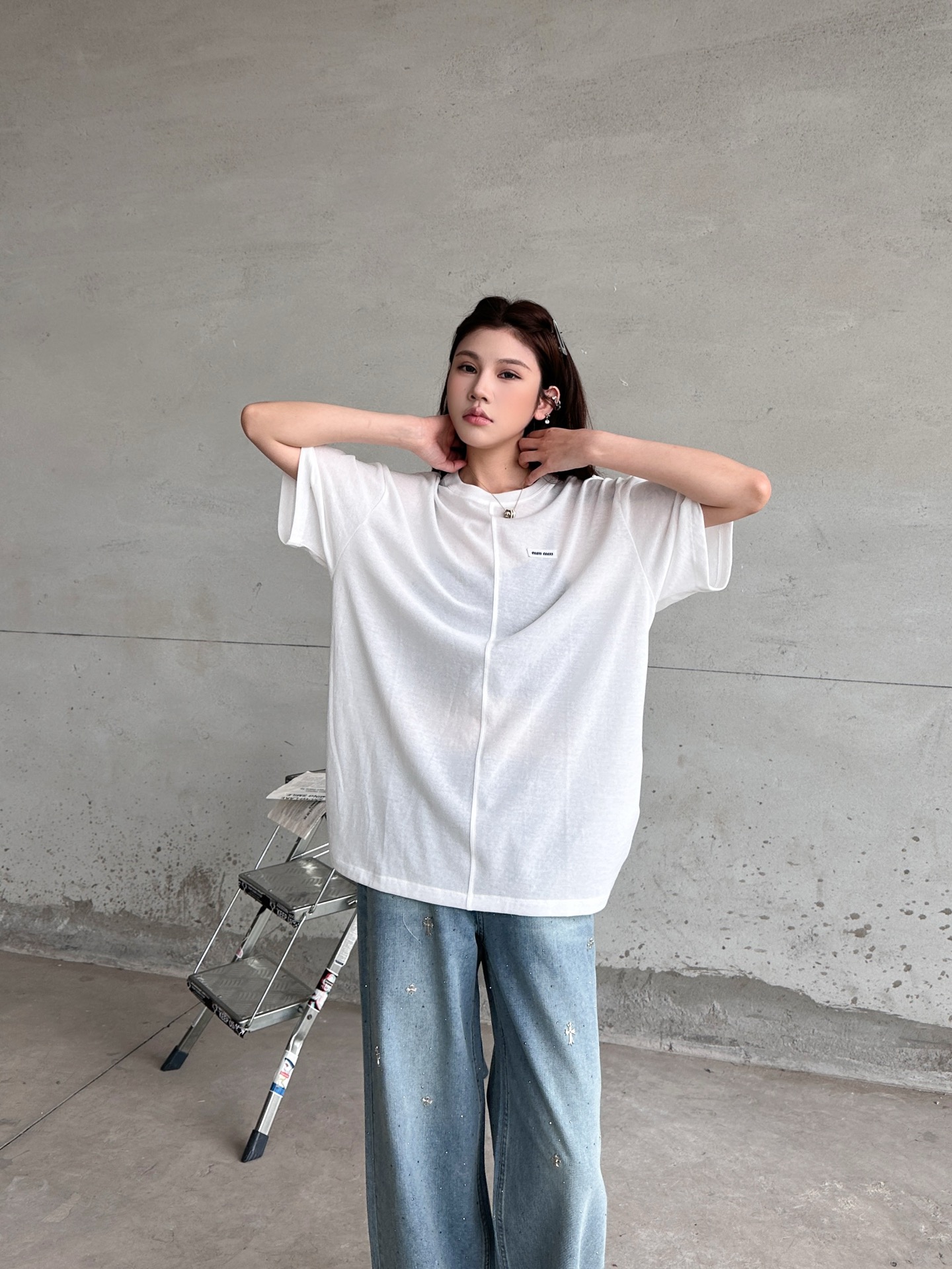 NO:792345,Miu ｜ New short-sleeved T-shirt, classic embroidered logo and front and back ripped seams, imported special blended fabric with strong breathability, casual and fashionable, size sml,,miumiu,T-shirt,19860909Miu ｜ 新款短袖t,经典刺绣标加前后破缝做工,进口特殊混纺面料透气性强,休闲时尚,尺码sml,,miumiu,T-shirt,,Women's clothing