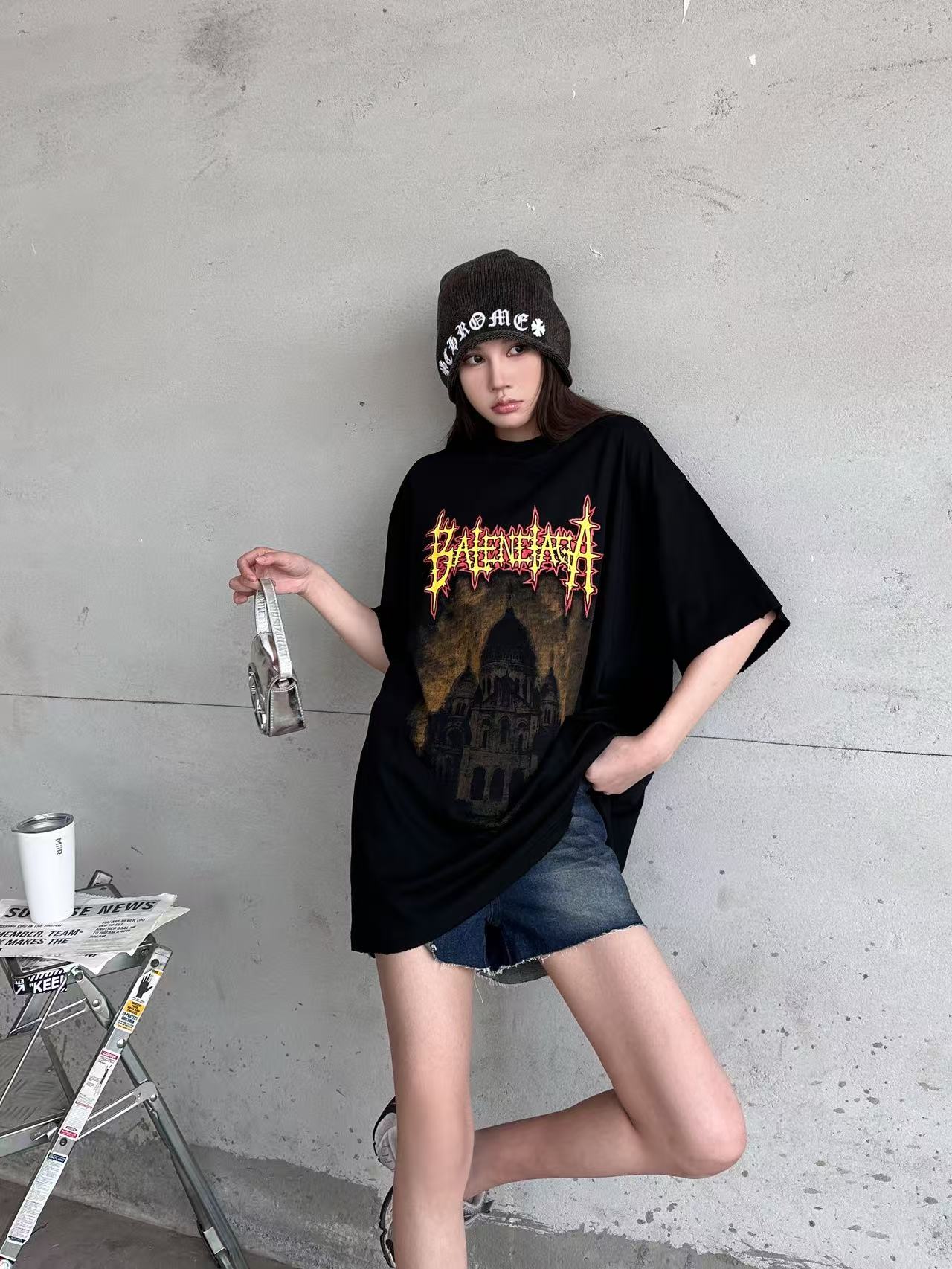 NO:793441,Paris ｜ New short-sleeved t-shirt, ready-to-wear, washed, milled and cracked with printing technology, casual and fashionable, same style for men and women, size sml,, T-shirt,19860909巴黎 ｜ 新款短袖t,成衣洗水吊磨加裂浆印花工艺,休闲时尚,男女同款,尺码sml,,T-shirt,,Women's clothing