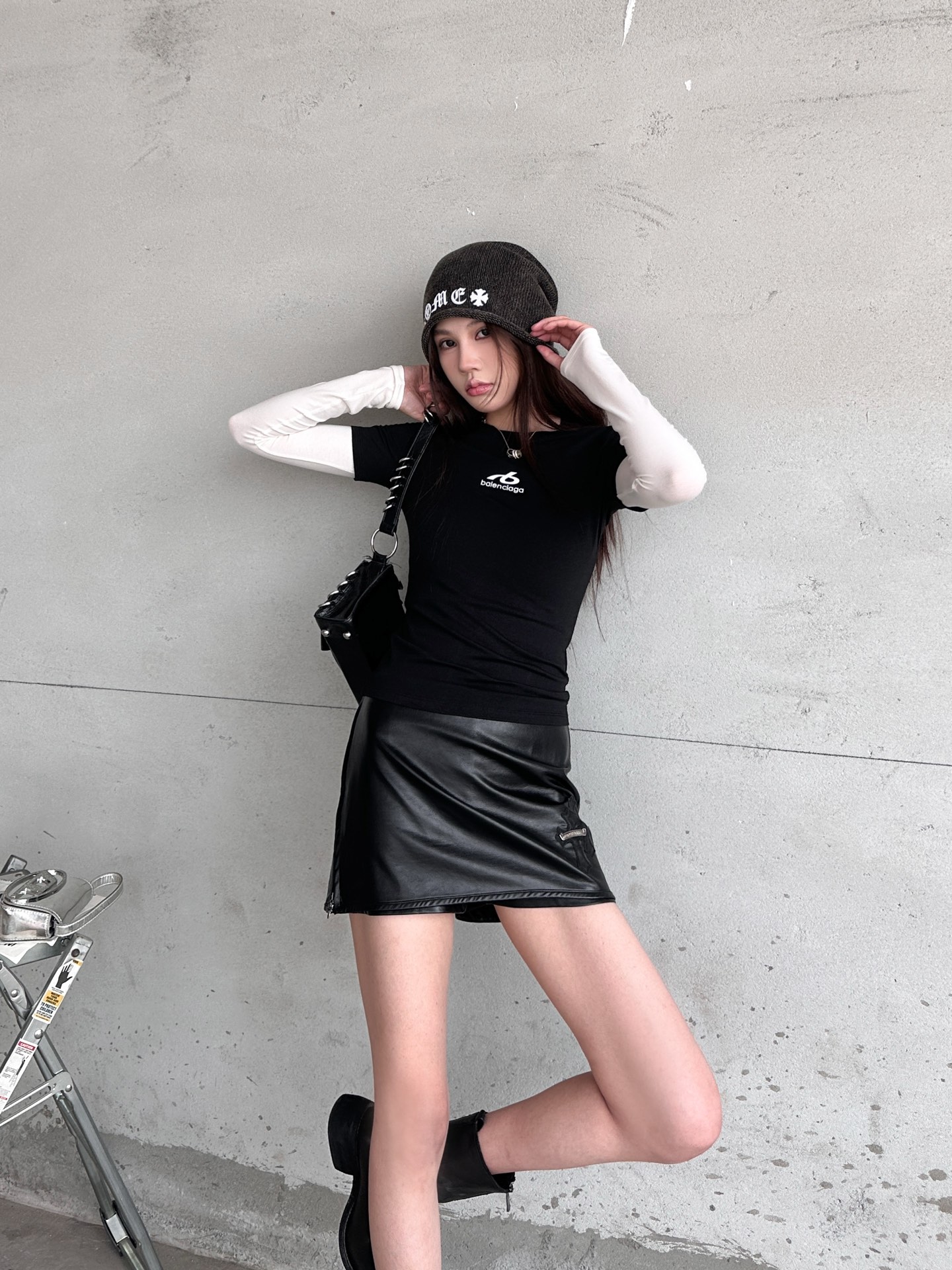 NO:794364,Paris | New long-sleeved t-shirt, washed with 4 reflective printing points, imported modal cotton fabric with strong skin-friendly feel, casual and fashionable, size sml,,19860909巴黎 ｜ 新款长袖t,成衣洗水加4处反光印花工艺,进口莫代尔棉面料亲肤感强,休闲时尚,尺码sml,,,Women's clothing