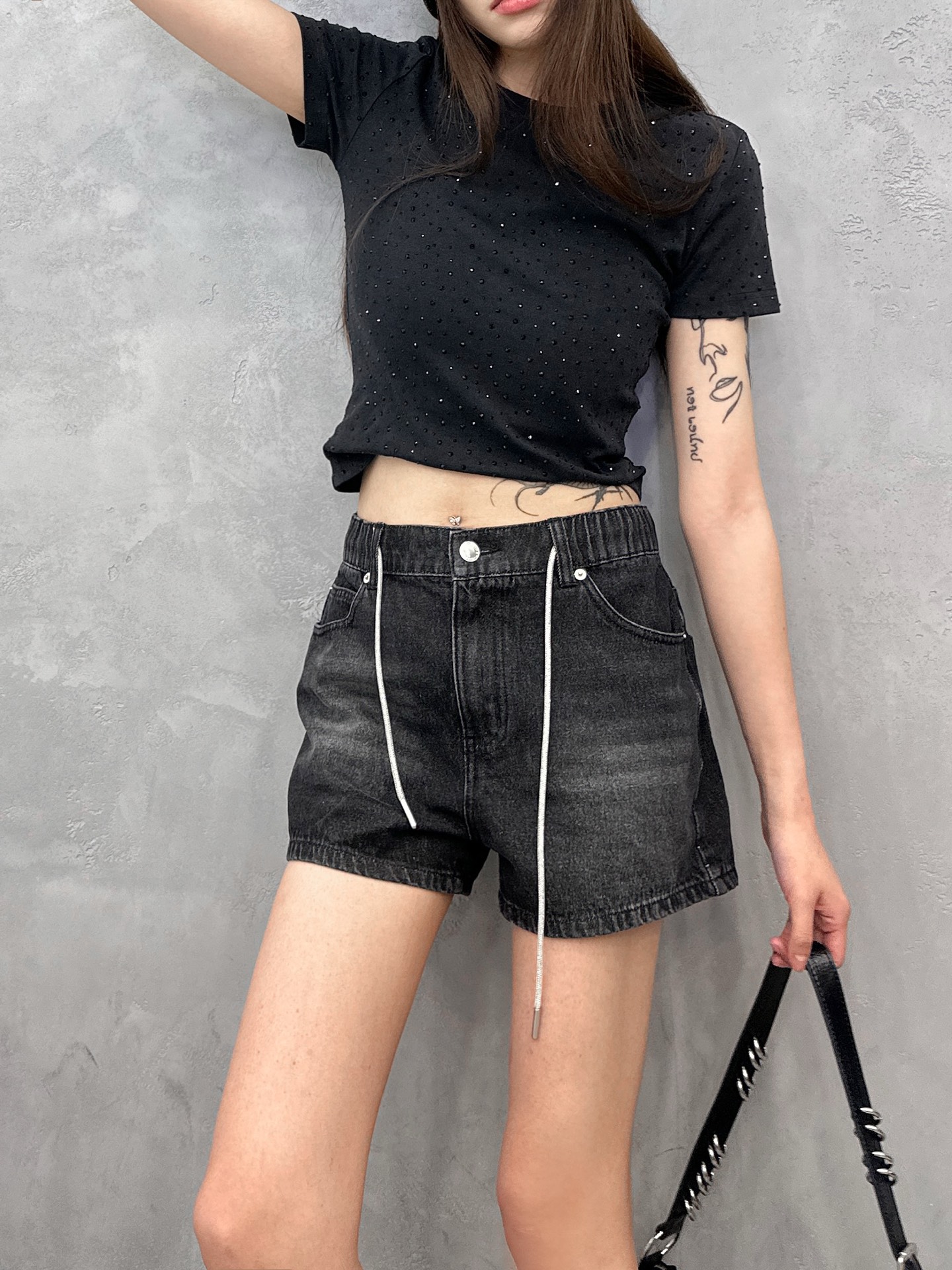 NO:795811,King ｜ New denim shorts, ready-to-wear wash and full diamond drawstring, fashionable and casual, size sml,,alexander wang,shorts,19860909大王 ｜ 新款牛仔短裤,成衣洗水加全钻抽绳,时尚休闲,尺码sml,,alexander wang,shorts,,Women's clothing