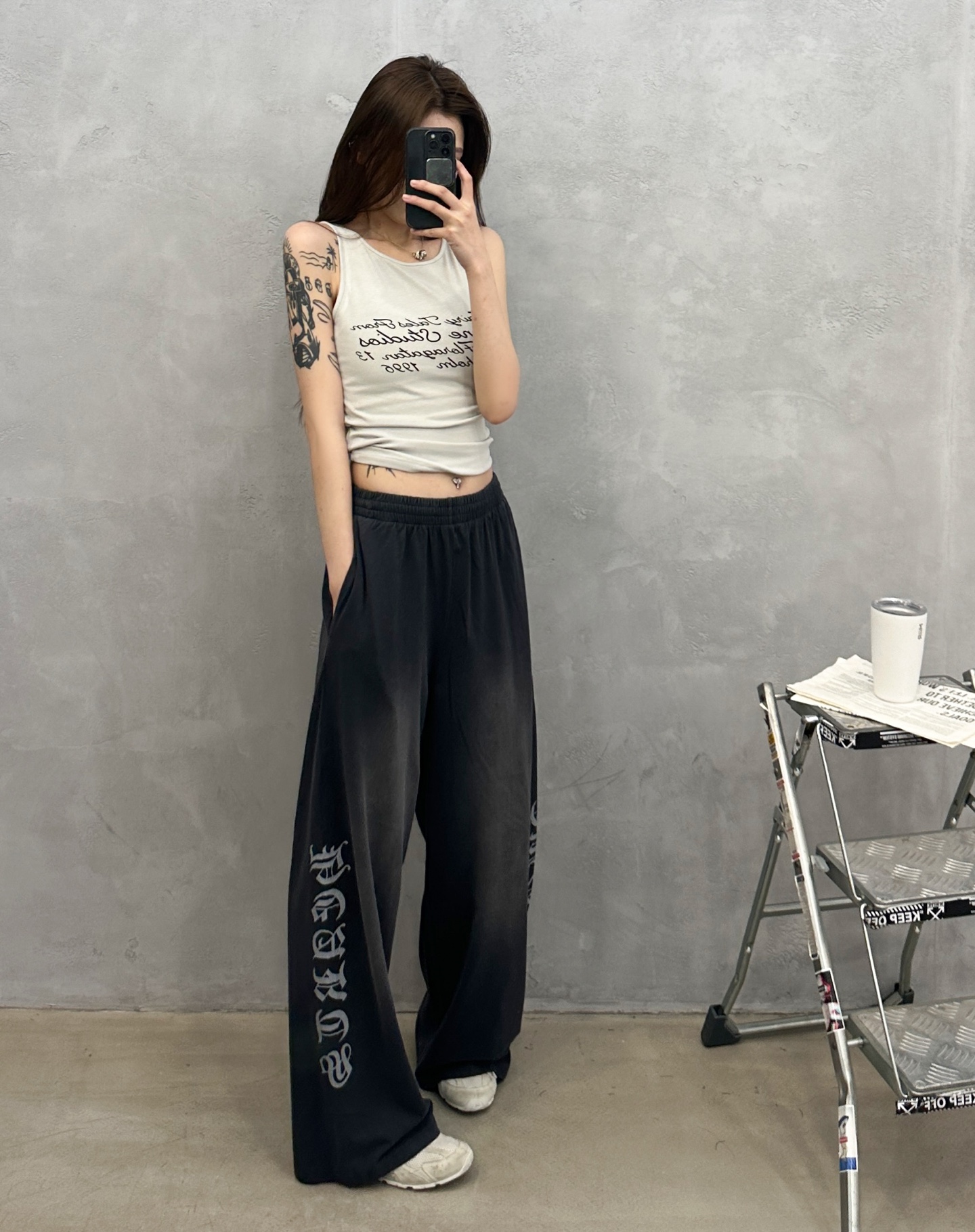 NO:795820,Chrome Hearts ｜ New style sweatpants, ready-to-wear wash color spraying process and left and right letter printing, casual and fashionable, size sml,,chrome hearts,19860909克罗心 ｜ 新款卫裤,成衣洗水喷色工艺加左右字母印花,休闲时尚,尺码sml,,chrome hearts,,Women's clothing