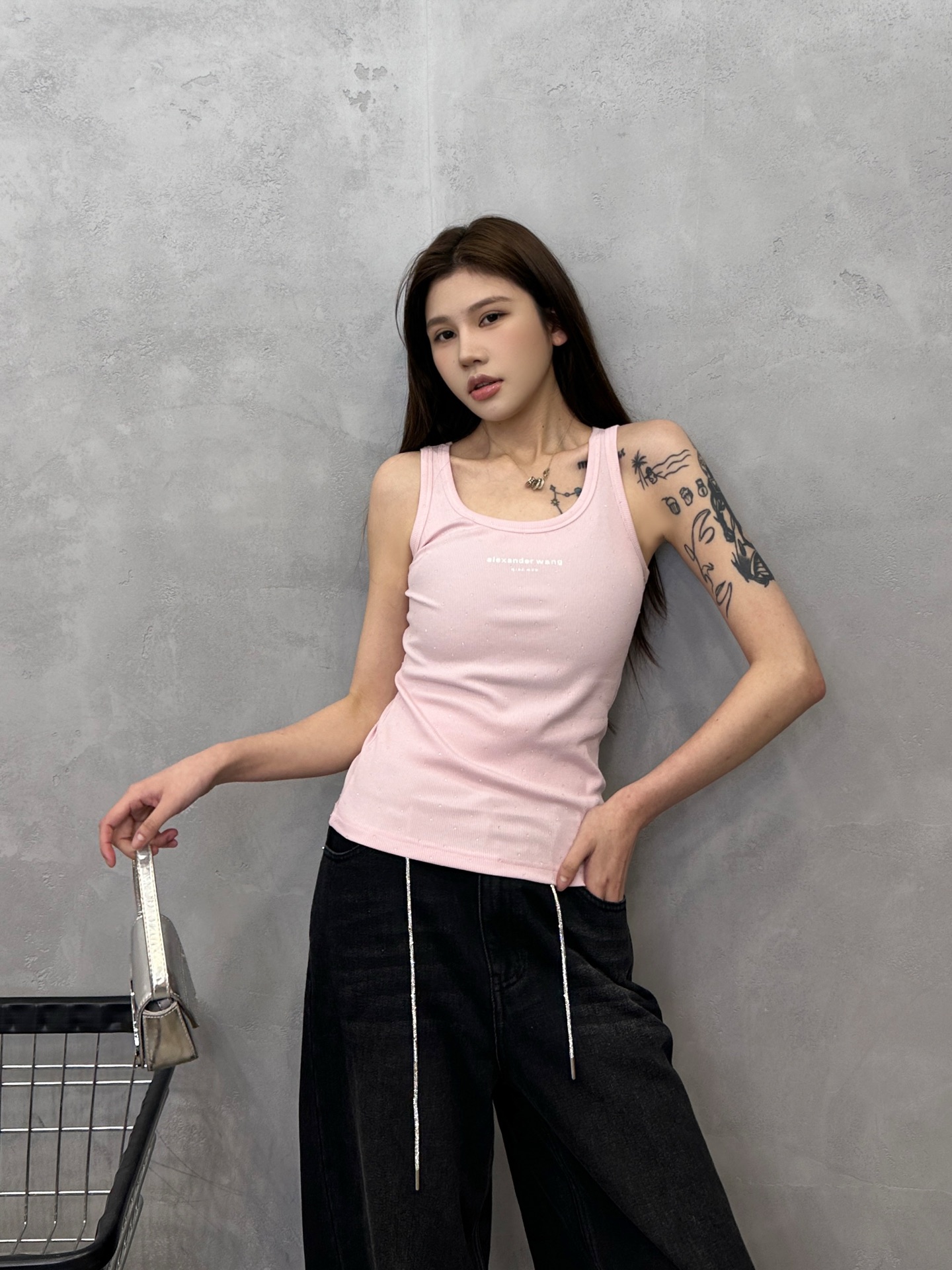 NO:798292,King ｜ New style vest, classic printed logo plus ready-to-wear hot-drilling process, imported lyocell cotton fabric, super comfortable, casual and fashionable, size sml,, alexander wang,19860909大王 ｜ 新款背心,经典印花标加成衣烫钻工艺,进口莱赛尔棉面料,舒适感超强,休闲时尚,尺码sml,,alexander wang,,Women's clothing