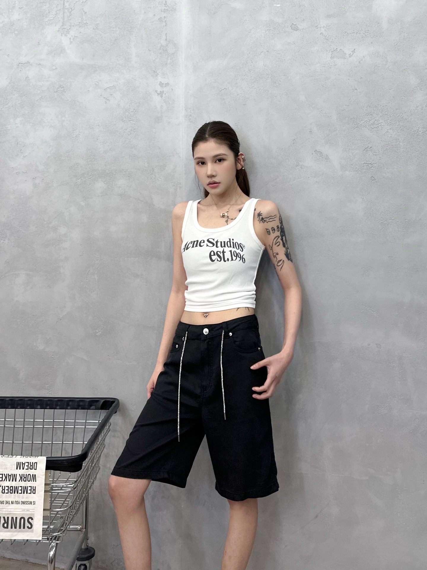 NO:798912,King｜New denim shorts, ready-to-wear washed and distressed, full diamond drawstring style, casual and fashionable, size sml,,alexander wang,shorts,19860909大王｜ 新款牛仔短裤,成衣洗水做旧工艺,全钻抽绳款式,休闲时尚,尺码sml,,alexander wang,shorts,,Women's clothing