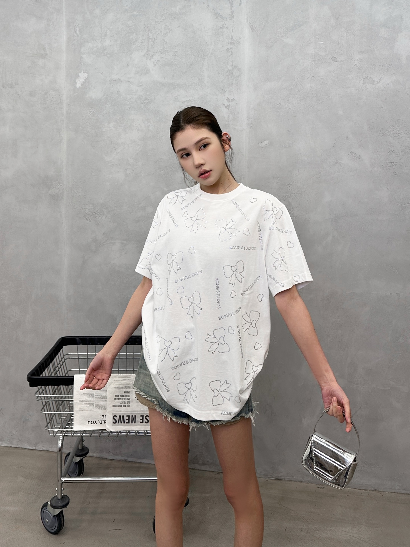 NO:798909,Paris ｜ New short-sleeved T-shirt, ready-to-wear washed and full-body ironing process, casual fashion, size sml,, T-shirt,19860909巴黎 ｜ 新款短袖t,成衣洗水加全身烫钻工艺,休闲时尚,尺码sml,,T-shirt,,Women's clothing