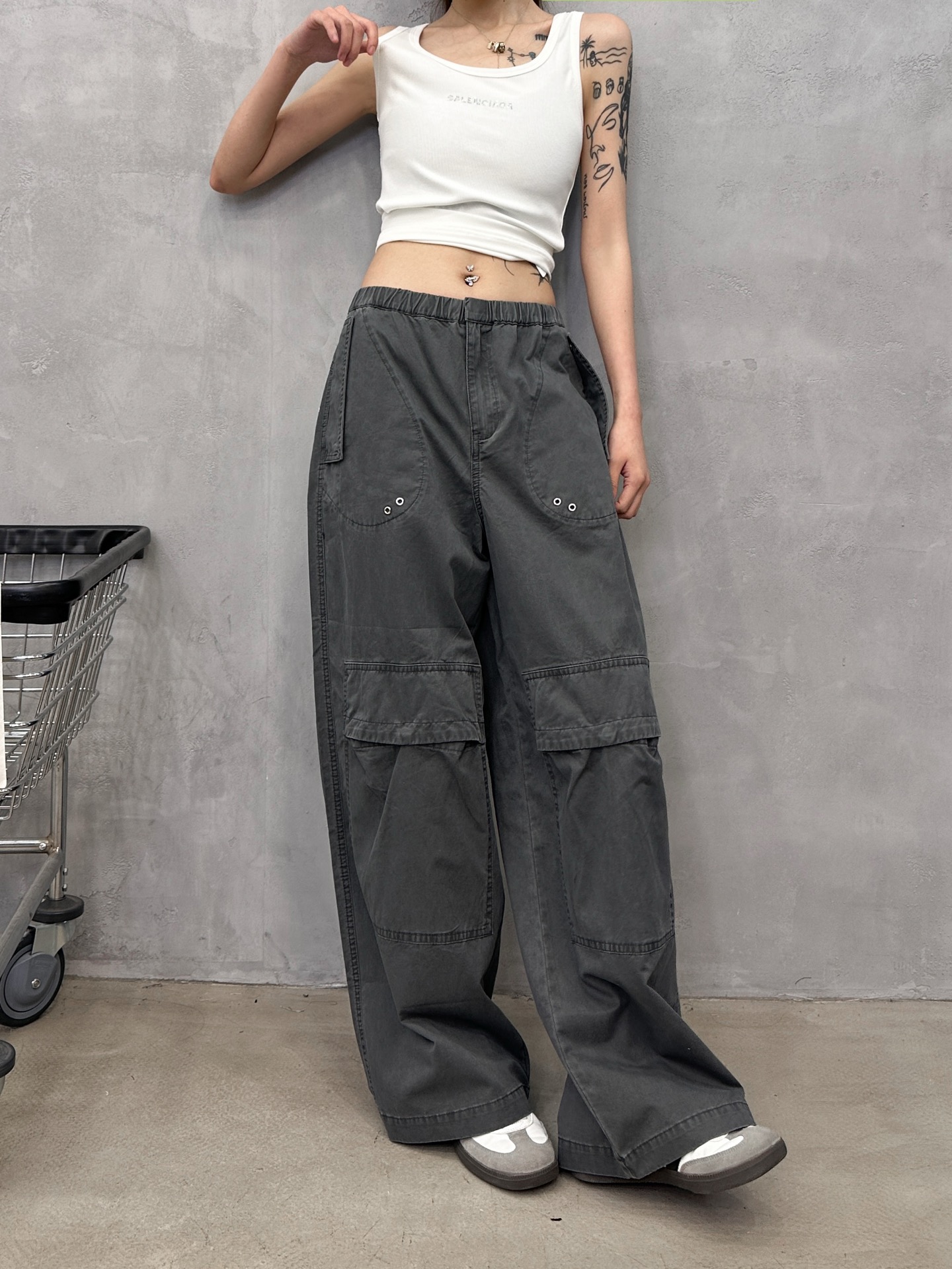 NO:798906,King | New style overalls, brand classic embroidered logo, ready-to-wear washed and distressed, multi-pocket structure workwear style, fashionable and casual, size sml,, alexander wang,19860909大王 ｜ 新款工装裤,品牌经典刺绣标,成衣洗水做旧工艺,多口袋结构工装款式,时尚休闲,尺码sml,,alexander wang,,Women's clothing
