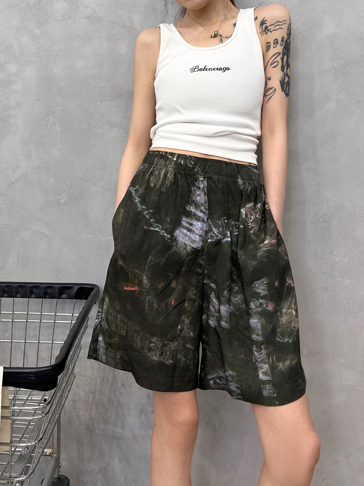 NO:798903,Paris | New casual shorts, ready-to-wear washed and gray fabric with color printing technology, same style for men and women, size sml,,shorts,19860909巴黎 ｜ 新款休闲短裤,成衣洗水加坯布彩色印花工艺,男女同款,尺码sml,,shorts,,Women's clothing