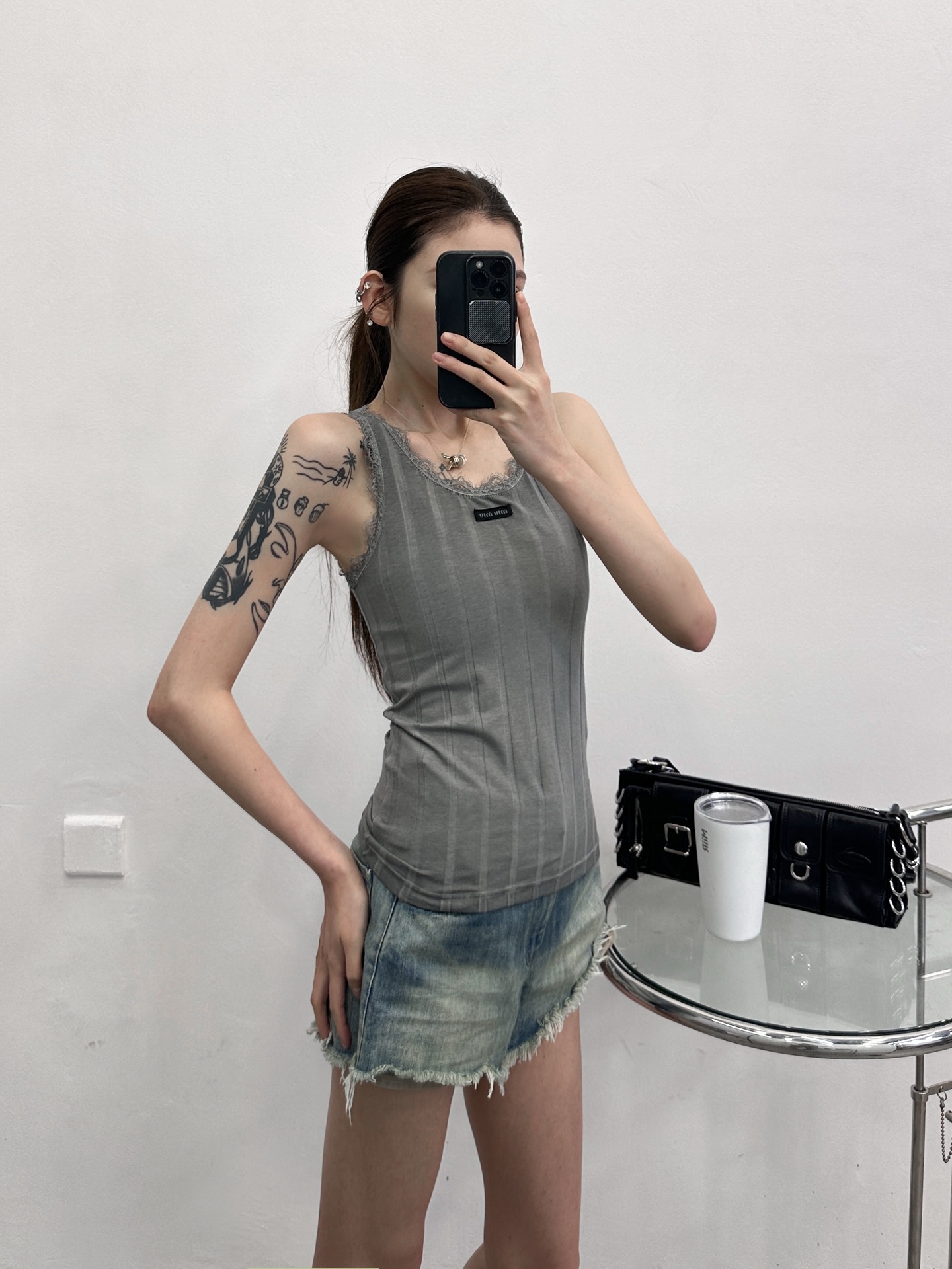 NO:798901,Miu | New style vest, brand classic embroidery logo, garment washing and coloring process, imported Tencel cotton fabric, lace splicing style, casual fashion, size sml,,miumiu,19860909Miu ｜ 新款背心,品牌经典刺绣标,成衣洗水炒色工艺,进口天丝棉面料,蕾丝拼接款式,休闲时尚,尺码sml,,miumiu,,Women's clothing