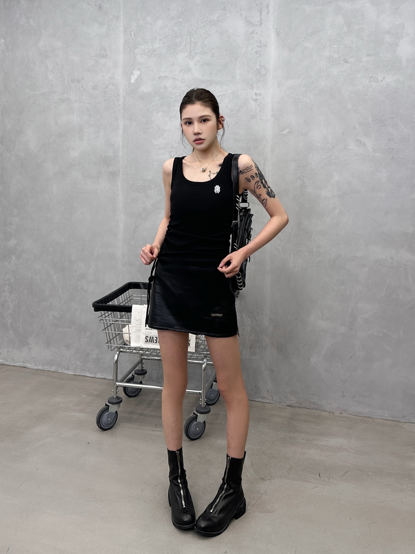 NO:800367,Chrome Hearts | New style vest, classic brand embroidery logo on the front and back, rayon fabric with super skin-friendly feel, side drawstring design, fashionable and casual, size sml,,chrome hearts,19860909克罗心 ｜ 新款背心,前后品牌经典刺绣标,人棉面料亲肤感超强,侧抽绳设计款式,时尚休闲,尺码sml,,chrome hearts,,Women's clothing