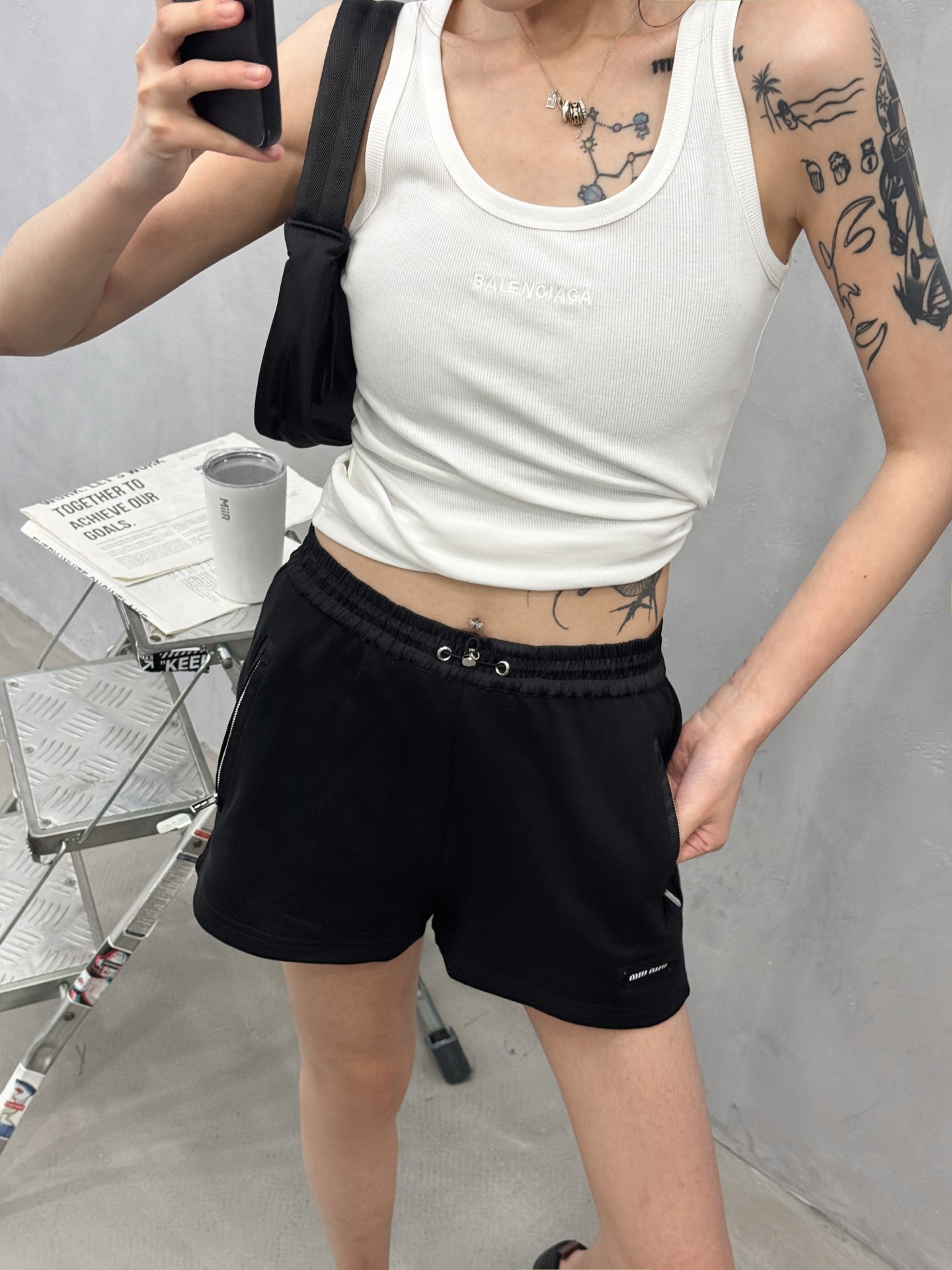 NO:800375,Miu | New casual shorts, the brand's classic embroidery logo, ready-to-wear washed and stitched woven splicing workmanship, size sml,,miumiu,shorts,19860909Miu ｜ 新款休闲短裤,品牌经典刺绣标,成衣洗水加针梭织拼接做工,尺码sml,,miumiu,shorts,,Women's clothing