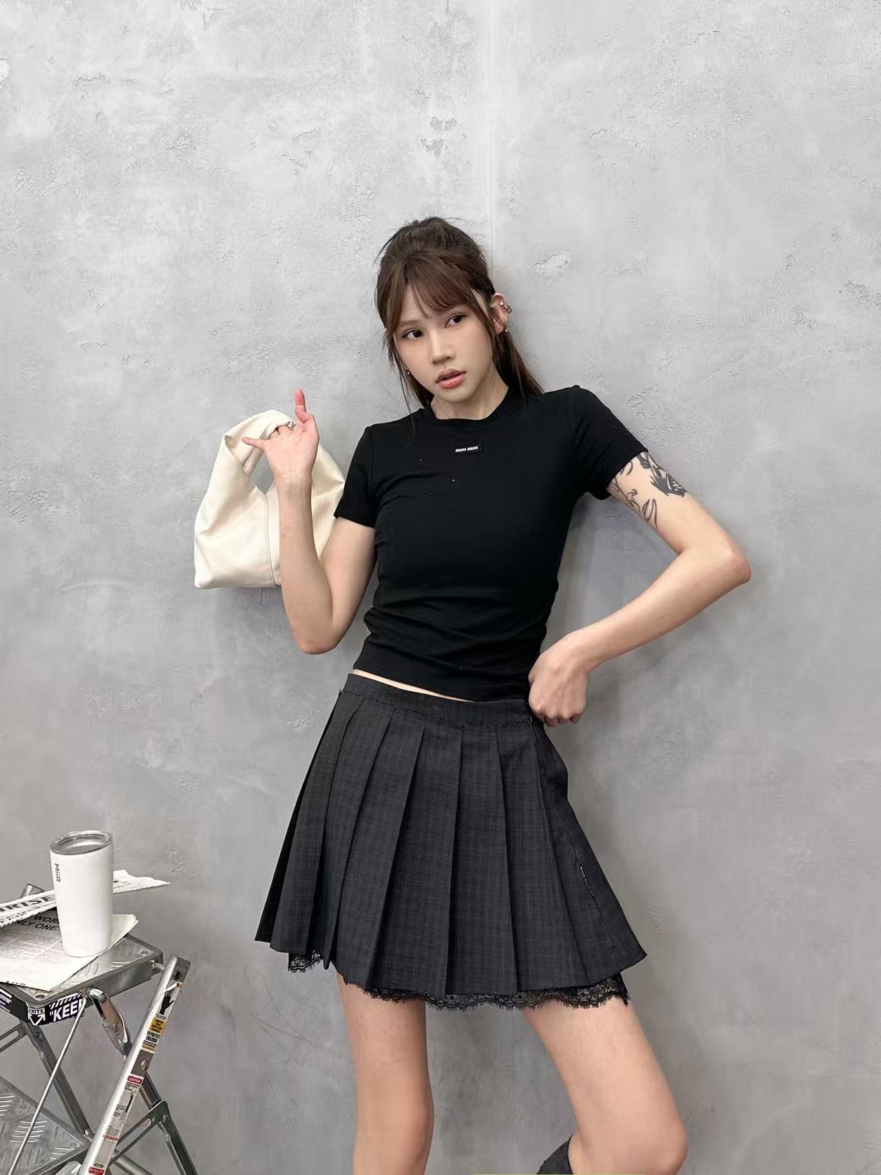NO:800377,Miu | New short-sleeved t-shirt, lyocell wool fabric imported from Japan, full-body rhinestone processing, brand classic embroidered logo, side drawstring design, fashionable and casual, size sml,, miumiu, T-shirt,19860909Miu ｜ 新款短袖t,日本进口莱赛尔羊毛面料,成衣全身烫钻工艺,品牌经典刺绣标,侧抽绳设计,时尚休闲,尺码sml,,miumiu,T-shirt,,Women's clothing