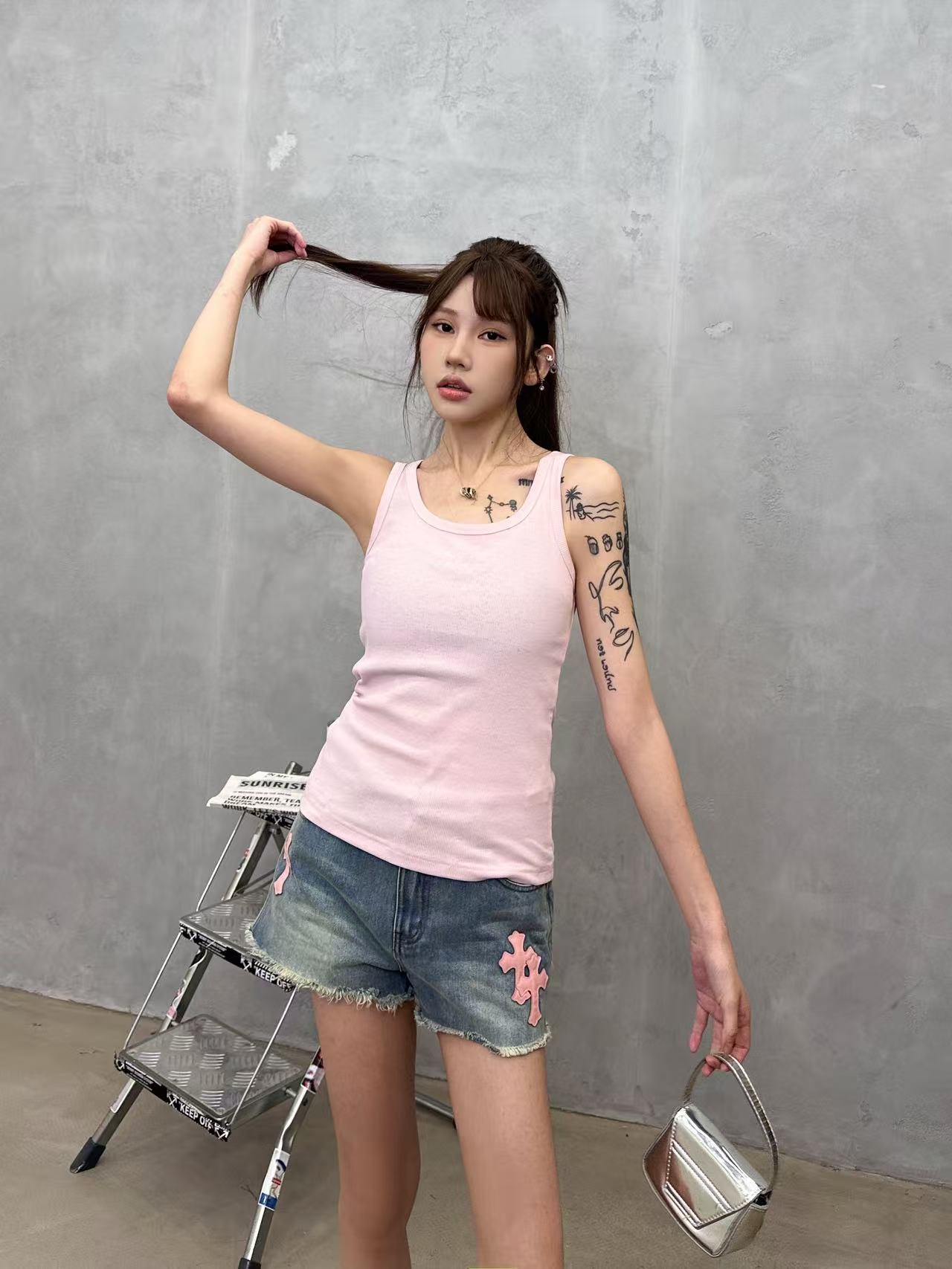 NO:800361,Paris | New style vest, washed and with classic embroidered logo on the front and back, fashionable and versatile, size sml,,19860909巴黎 ｜ 新款背心,成衣洗水加前后经典刺绣标,时尚百搭,尺码sml,,,Women's clothing