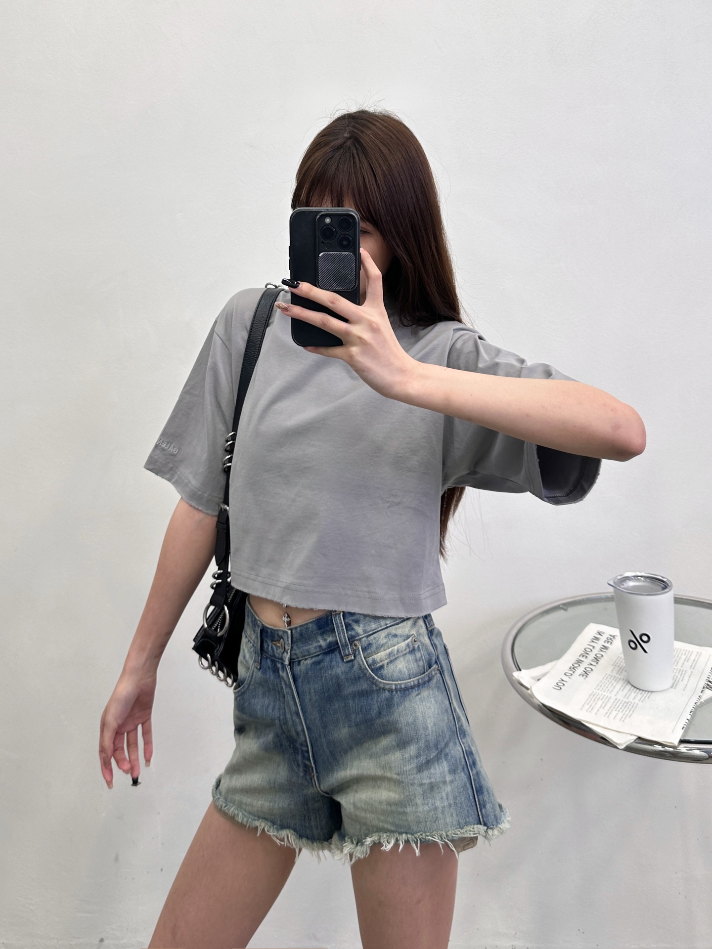 NO:805619,Paris ｜ New short-sleeved T-shirt, ready-to-wear washed and sanded with classic embroidery logo, fashionable short version, size sml,, T-shirt,19860909巴黎 ｜ 新款短袖t,成衣洗水吊磨工艺加经典刺绣标,时尚短款版型,尺码sml,,T-shirt,,Women's clothing