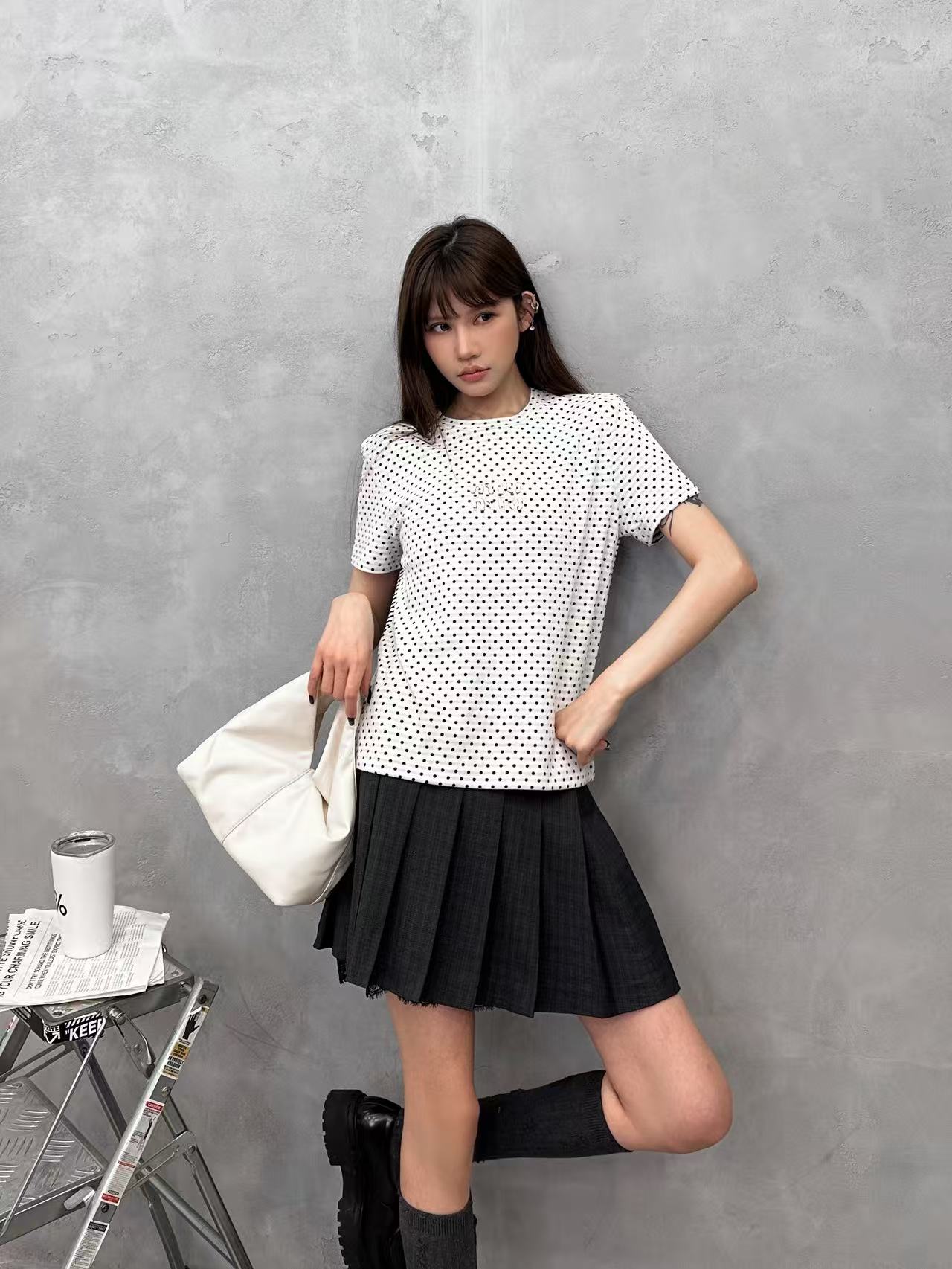 NO:805607,Miu | New short-sleeved T-shirt, classic brand yarn-dyed polka-dot fabric, classic patch embroidery logo, fashionable and casual, size sml,,miumiu,T-shirt,19860909Miu ｜ 新款短袖t,经典品牌色织波点面料,经典贴布绣刺绣标,时尚休闲,尺码sml,,miumiu,T-shirt,,Women's clothing