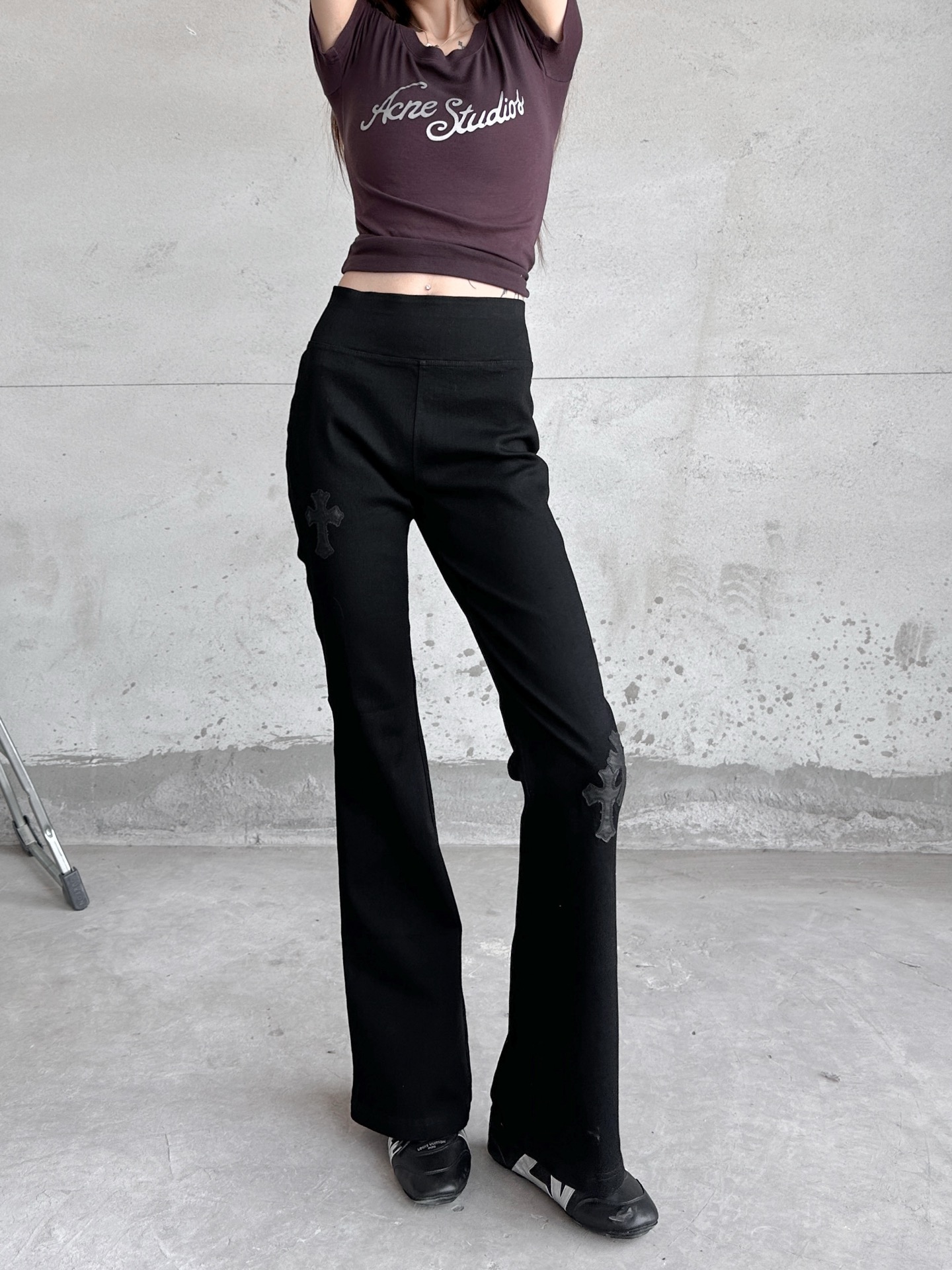 NO:807935,Chrome Hearts | New style bootcut casual pants, ready-to-wear washed and hand-cut leather embroidered cross mark, casual and fashionable, size sml,,chrome hearts,19860909克罗心 ｜ 新款微喇休闲裤,成衣洗水加手工切皮刺绣十字标,休闲时尚,尺码sml,,chrome hearts,,Women's clothing