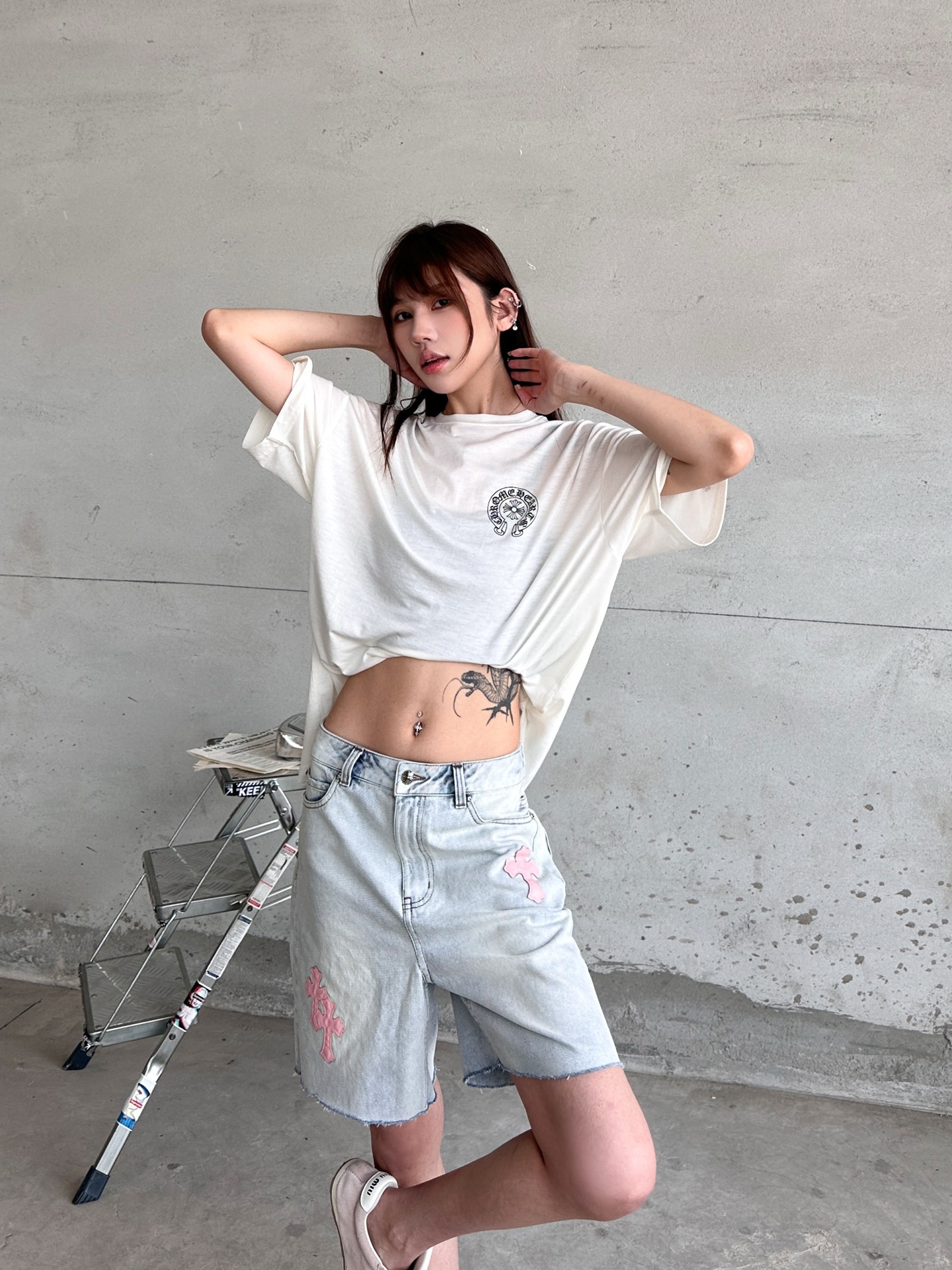 NO:808470,Chrome Hearts | New denim shorts, ready-to-wear washed raw edge technology and hand-cut leather embroidery cross mark, casual fashion, size sml,,chrome hearts, shorts,19860909克罗心 ｜ 新款牛仔短裤,成衣洗水毛边工艺加手工切皮刺绣十字标,休闲时尚,尺码sml,,chrome hearts,shorts,,Women's clothing