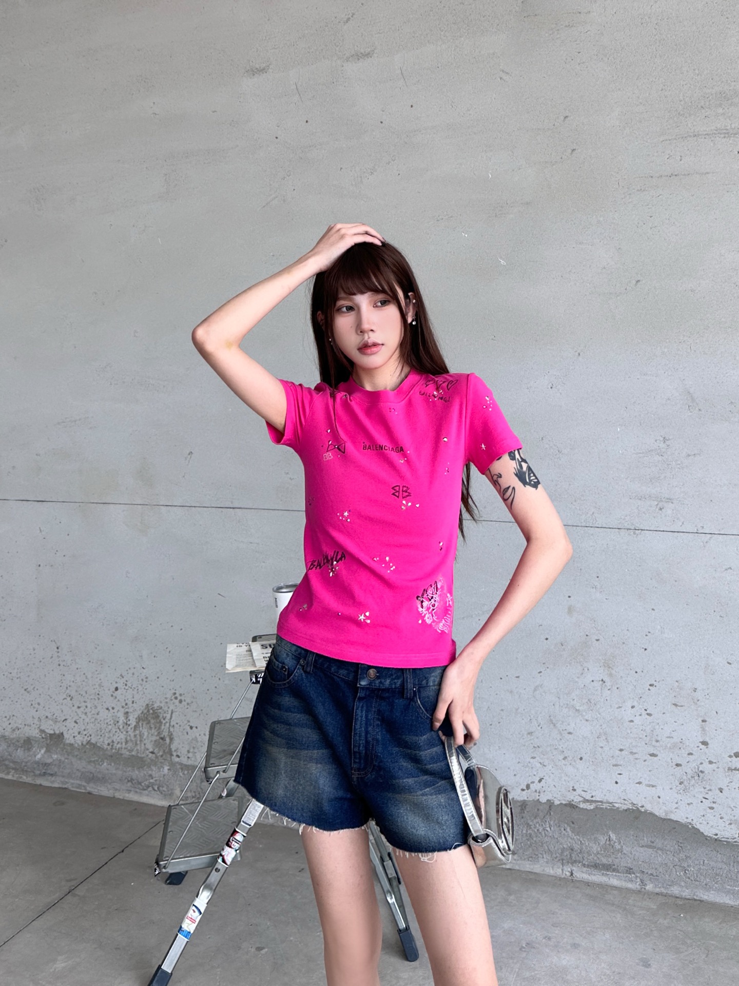 NO:830599,Paris ｜ New short-sleeved T-shirt, ready-to-wear printed, washed and polished with full body positioning and rhinestone processing, casual and fashionable, size sml,, T-shirt,19860909巴黎 ｜ 新款短袖t,成衣印花洗水吊磨加全身定位烫钻工艺,休闲时尚,尺码sml,,T-shirt,,Women's clothing