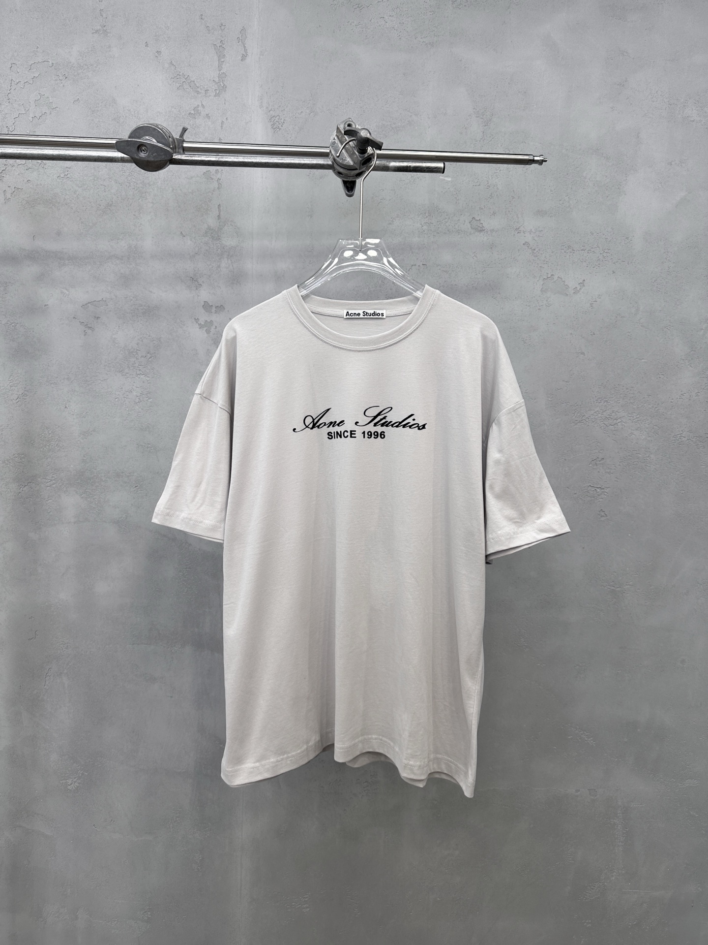 NO:833869,Acne | New short-sleeved t-shirt, ready-to-wear washed and flocked printing process, same style for men and women, size sml,,acne studios,T-shirt,19860909Acne ｜ 新款短袖t,成衣洗水加植绒印花工艺,男女同款,尺码sml,,acne studios,T-shirt,,Women's clothing