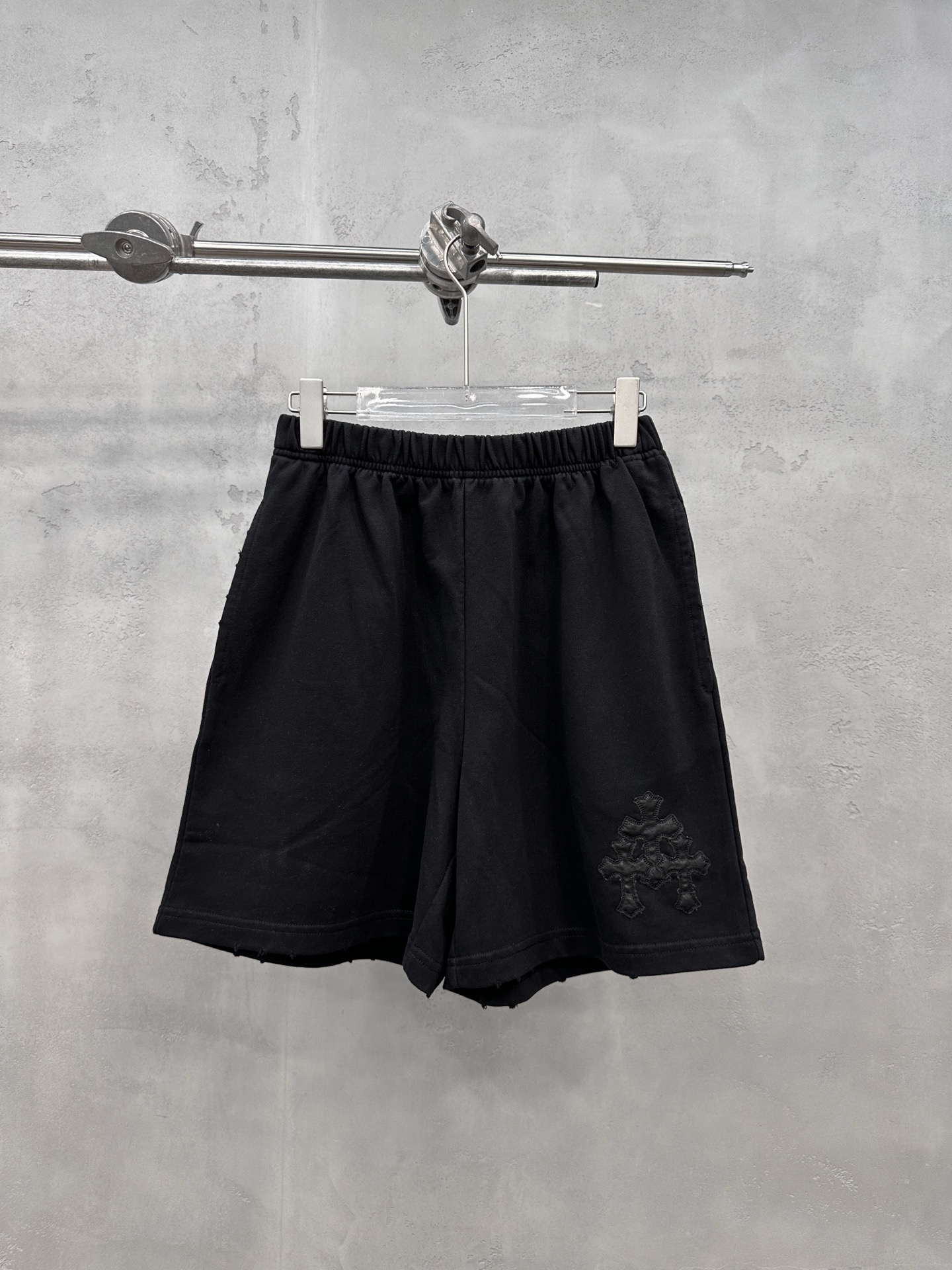NO:834409,Chrome Hearts ｜ New casual shorts, ready-to-wear washed, polished and spray-painted with hand-cut leather and embroidered cross marks, same style for men and women, size sml,, chrome hearts, shorts,19860909克罗心 ｜ 新款休闲短裤,成衣洗水吊磨喷色工艺加手工切皮刺绣十字标,男女同款,尺码sml,,chrome hearts,shorts,,Women's clothing