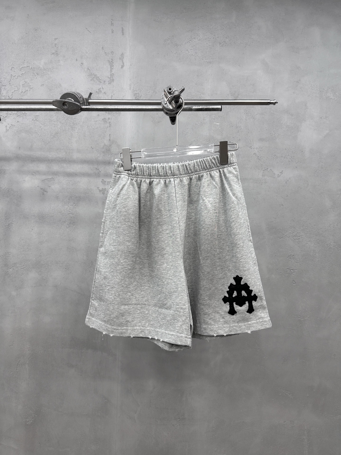 NO:835742,Chrome Hearts ｜ New casual shorts, ready-to-wear washed, polished and spray-painted with hand-cut leather and embroidered cross marks, same style for men and women, size sml,, chrome hearts, shorts,19860909克罗心 ｜ 新款休闲短裤,成衣洗水吊磨喷色工艺加手工切皮刺绣十字标,男女同款,尺码sml,,chrome hearts,shorts,,Women's clothing