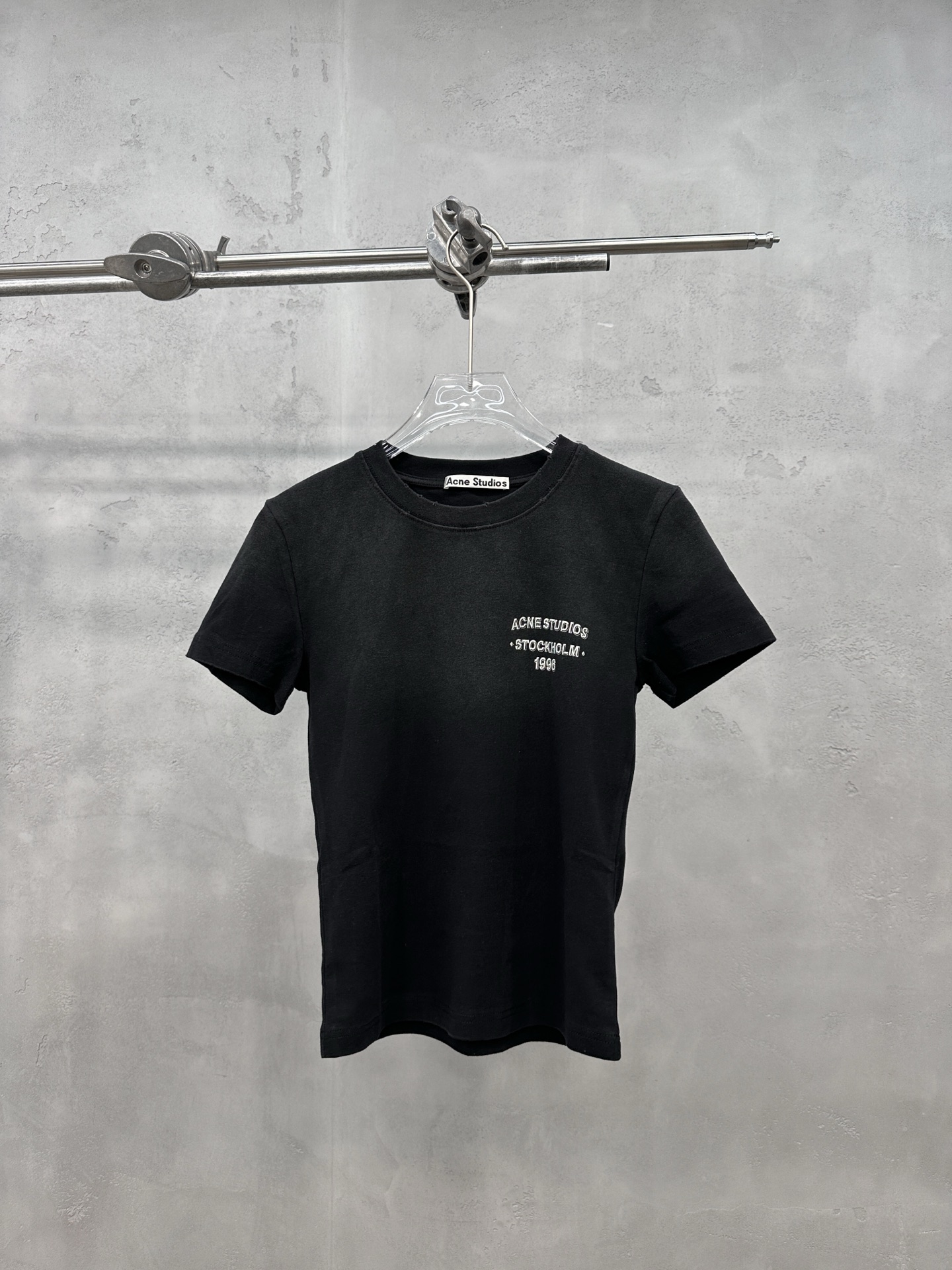 NO:837206,Acne | New short-sleeved t-shirt, ready-to-wear washed, honed and spray-painted with classic letter printing, casual and fashionable, size sml,,acne studios,T-shirt,19860909Acne ｜ 新款短袖t,成衣洗水吊磨喷色工艺加经典字母印花,休闲时尚,尺码sml,,acne studios,T-shirt,,Women's clothing