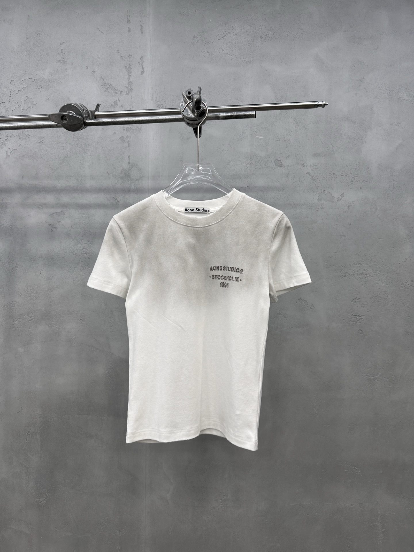 NO:837218,Acne | New short-sleeved t-shirt, ready-to-wear washed, honed and spray-painted with classic letter printing, casual and fashionable, size sml,,acne studios,T-shirt,19860909Acne ｜ 新款短袖t,成衣洗水吊磨喷色工艺加经典字母印花,休闲时尚,尺码sml,,acne studios,T-shirt,,Women's clothing