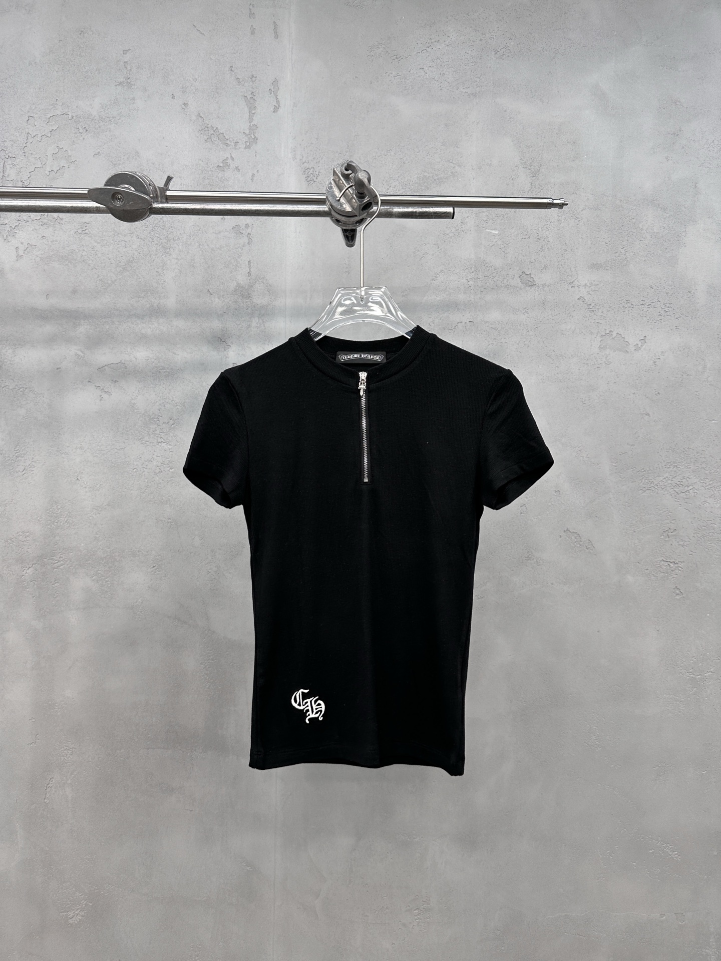 NO:837906,Chrome Hearts ｜ New casual short-sleeved T-shirt, classic embroidered logo on the front and back, wool blended fabric, high-end feel, zipper collar style, casual and fashionable, size sml,,chrome hearts,T-shirt,19860909克罗心 ｜ 新款休闲短袖t,前后经典刺绣标,羊毛混纺面料,高级感强,领口拉链款式,休闲时尚,尺码sml,,chrome hearts,T-shirt,,Women's clothing