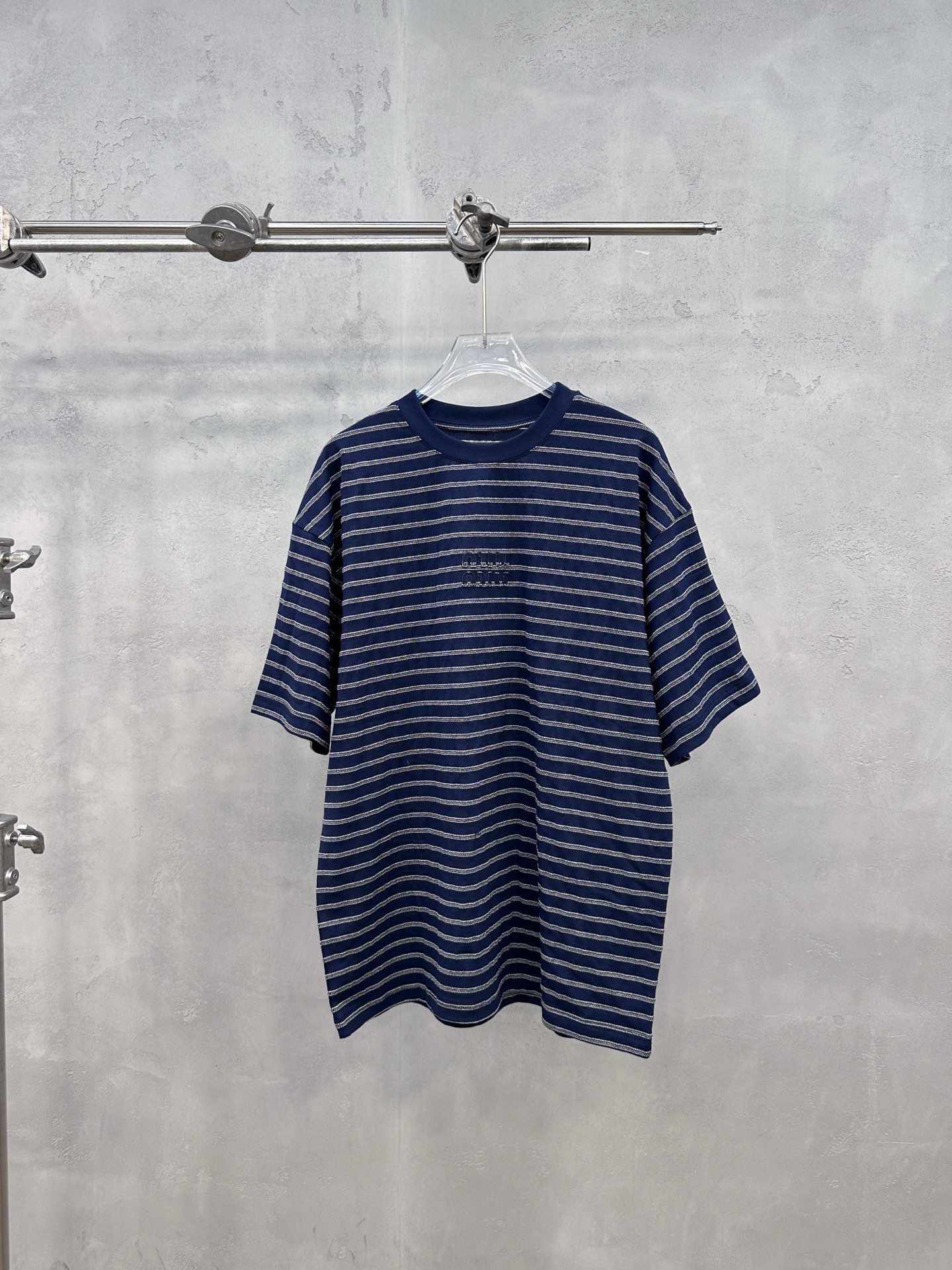 NO:838518,Miu | New short-sleeved t-shirt, brand classic appliqué embroidered logo, custom-made yarn-dyed striped combed cotton fabric, simple and fashionable, same style for men and women, size sml,,miumiu,T-shirt,19860909Miu ｜ 新款短袖t,品牌经典贴布绣标,定制色织条纹精梳棉面料,简洁时尚,男女同款,尺码sml,,miumiu,T-shirt,,Women's clothing