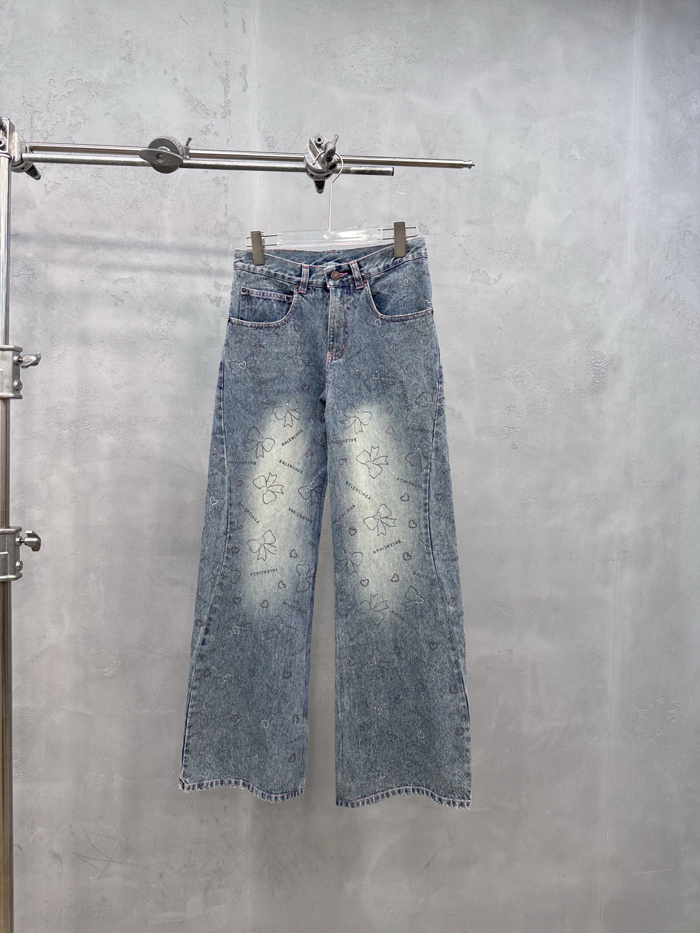 NO:838512,Paris | New jeans, garment washing, seam removal, printing, seam removal, positioning and hot drilling process (very heavy work), casual fashion, size sml,,jeans,19860909巴黎 ｜ 新款牛仔裤,成衣洗水加成衣拆线印花再拆线定位烫钻工艺（非常重工）,休闲时尚,尺码sml,,jeans,,Women's clothing