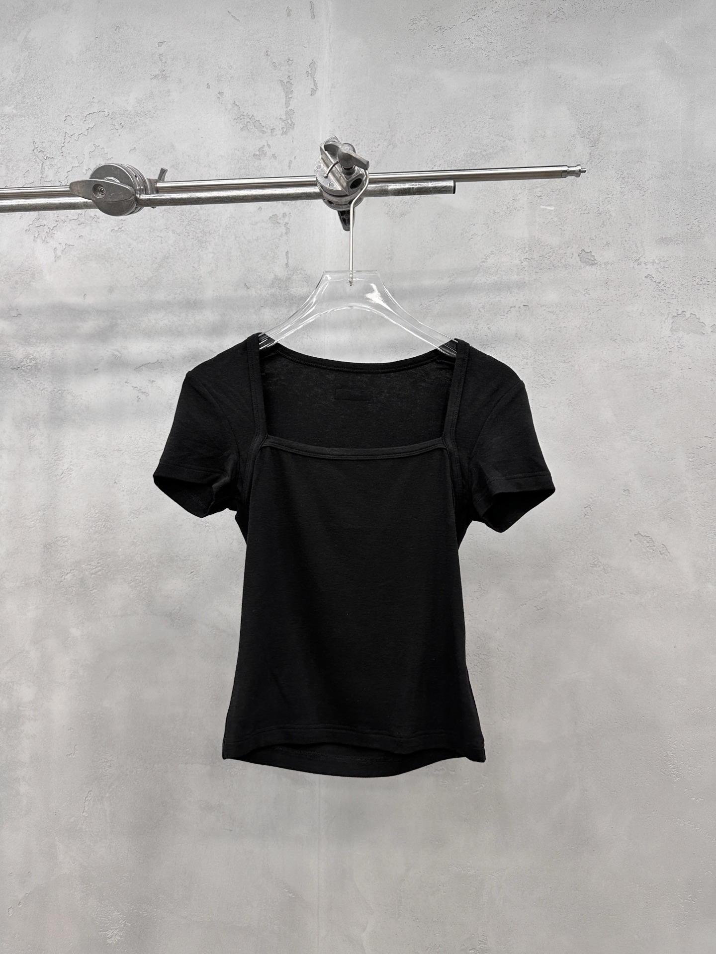 NO:841815,Miu | New short-sleeved T-shirt, brand classic embroidery logo, rayon-cotton blended fabric, fashionable special style design, casual fashion, size sml,,miumiu,T-shirt,19860909Miu ｜ 新款短袖t,品牌经典刺绣标,人棉混纺面料,时尚特别款式设计,休闲时尚,尺码sml,,miumiu,T-shirt,,Women's clothing