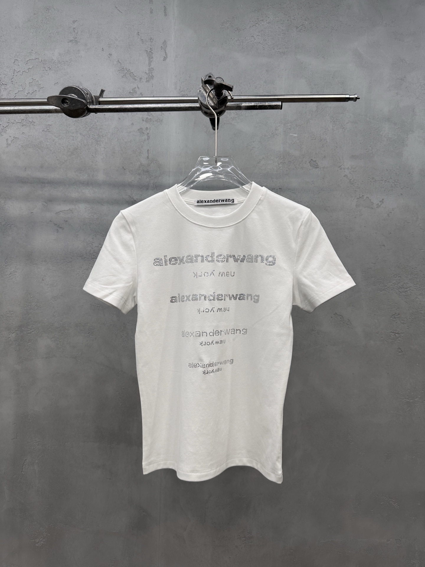 NO:841830,King ｜ New short-sleeved t-shirt, ready-to-wear washed and fried with front and back hot diamond processing, casual and fashionable. Sizes sml,, alexander wang, T-shirt,19860909大王 ｜ 新款短袖t,成衣洗水炒色加前后烫钻工艺,休闲时尚.尺码sml,,alexander wang,T-shirt,,Women's clothing