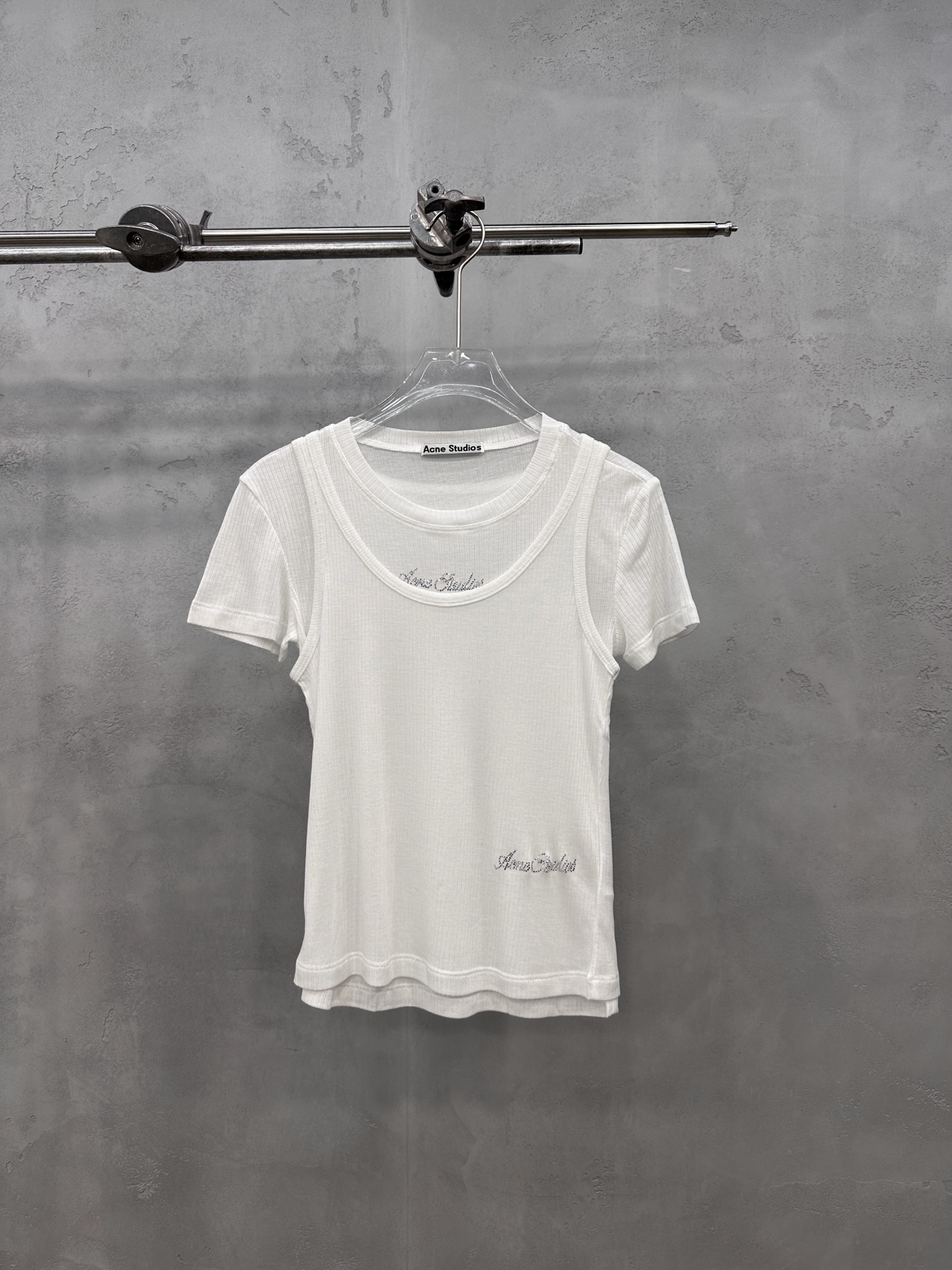 NO:842592,Acne | New two-piece short-sleeved T-shirt, special true two-piece style, imported lyocell wool fabric, classic brand hot diamond logo, casual fashion, size sml,,acne studios, T-shirt,19860909Acne ｜ 新款两件套短袖t,特殊真两件套款式,进口莱赛尔羊毛面料,经典品牌烫钻标,休闲时尚,尺码sml,,acne studios,T-shirt,,Women's clothing