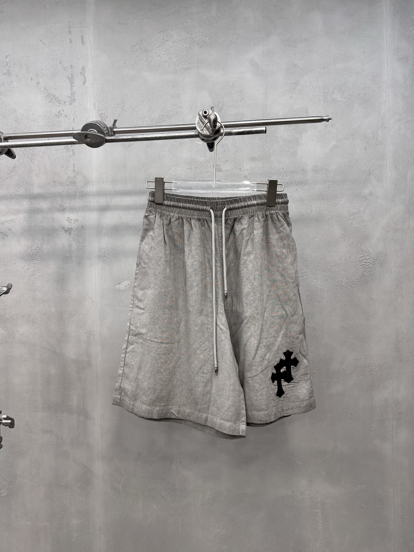 NO:845637,Chrome Hearts ｜ New casual shorts, ready-to-wear washed and fried with hand-cut leather embroidery cross mark technology, casual fashion, same style for men and women, size sml,, chrome hearts, shorts,19860909克罗心 ｜ 新款休闲短裤,成衣洗水炒色加手工切皮刺绣十字标工艺,休闲时尚,男女同款,尺码sml,,chrome hearts,shorts,,Women's clothing