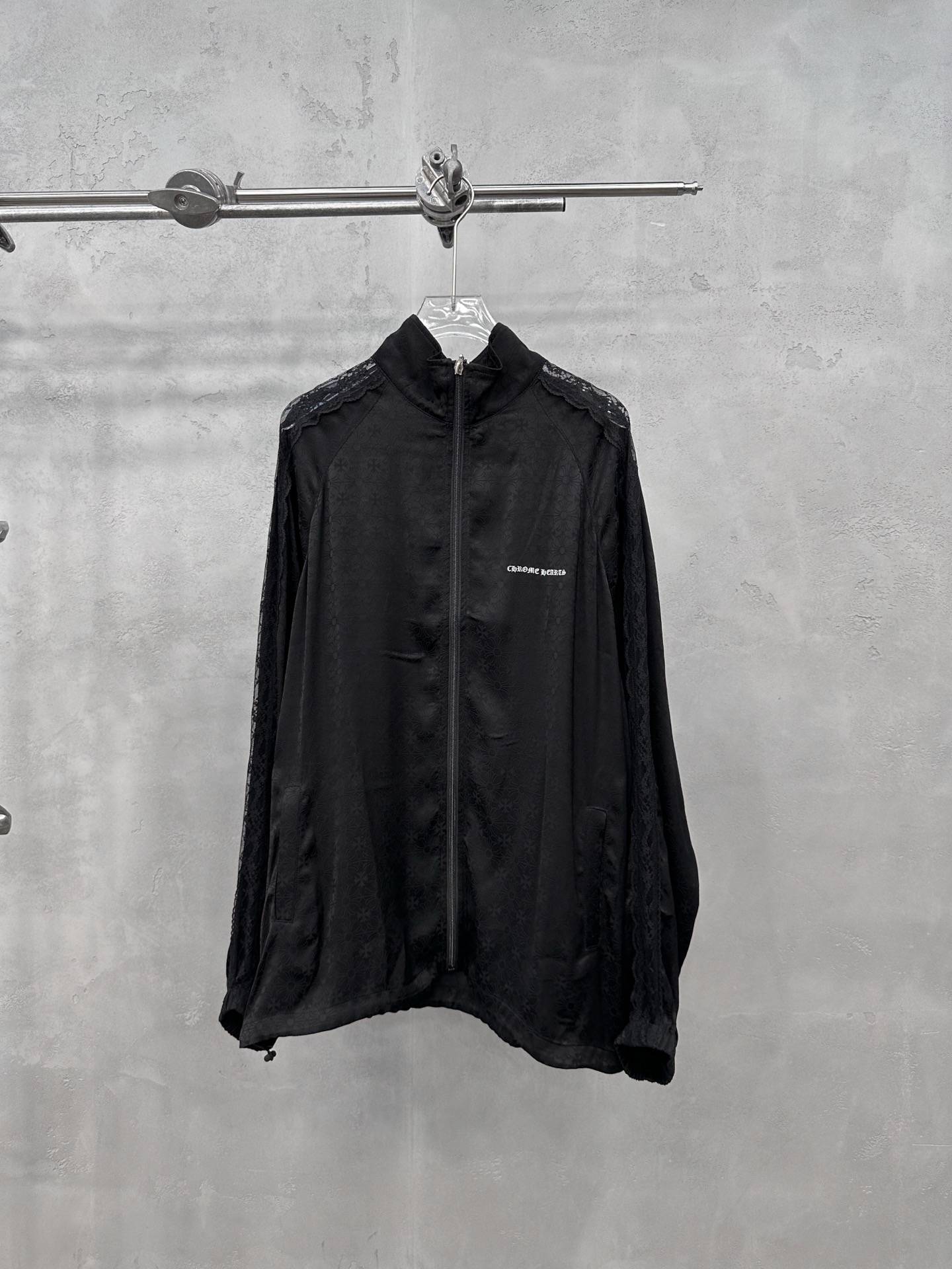 NO:845648,Chrome Hearts | New thin windbreaker, classic brand printed logo on the front and back, rayon rayon jacquard fabric with lace splicing workmanship, casual and fashionable, size sml,,chrome hearts,19860909克罗心 ｜ 新款薄风衣,前后品牌经典印花标,人丝人棉提花面料蕾丝拼接做工,休闲时尚,尺码sml,,chrome hearts,,Women's clothing