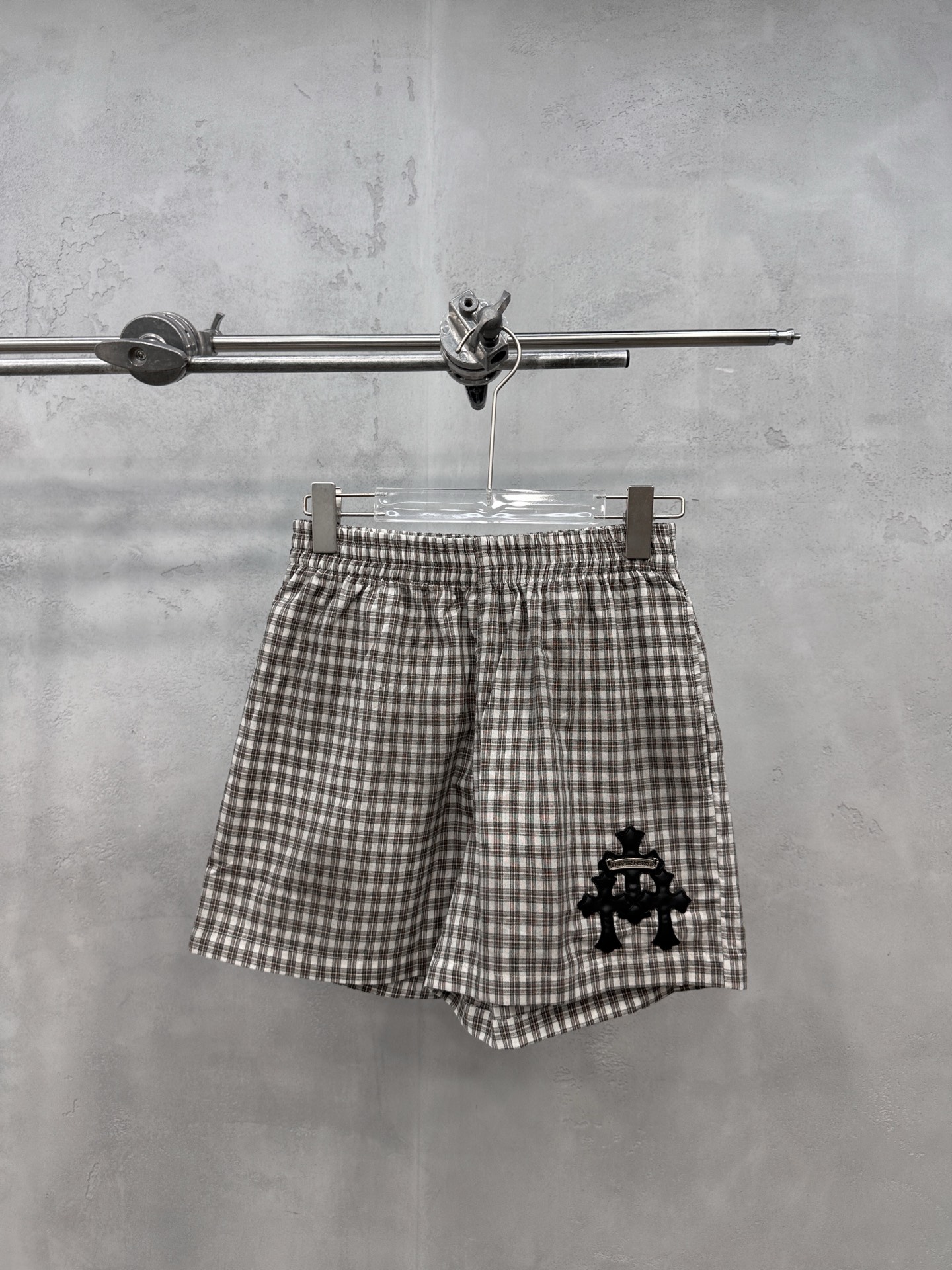 NO:845653,Chrome Hearts | New casual shorts, ready-to-wear washed and color-sprayed with hand-cut leather embroidery cross mark technology, cotton yarn-dyed plaid fabric, fashionable and casual, size sml,,chrome hearts,shorts,19860909克罗心 ｜ 新款休闲短裤,成衣洗水喷色加手工切皮刺绣十字标工艺,全棉色织格纹面料,时尚休闲,尺码sml,,chrome hearts,shorts,,Women's clothing