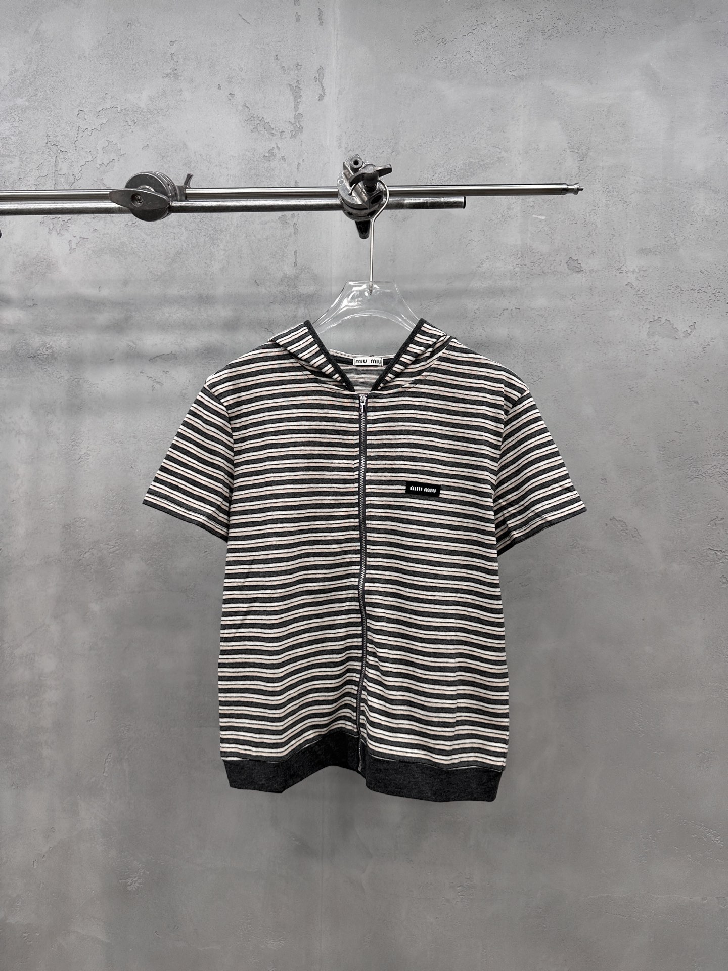 NO:845620,Miu | New short-sleeved cardigan, brand classic embroidered logo, yarn-dyed striped fabric, hooded zipper cardigan style, casual fashion, size sml,,miumiu,T-shirt,hats,19860909Miu ｜ 新款短袖开衫,品牌经典刺绣标,色织条纹面料,连帽拉链开衫款式,休闲时尚,尺码sml,,miumiu,T-shirt,hats,,Women's clothing