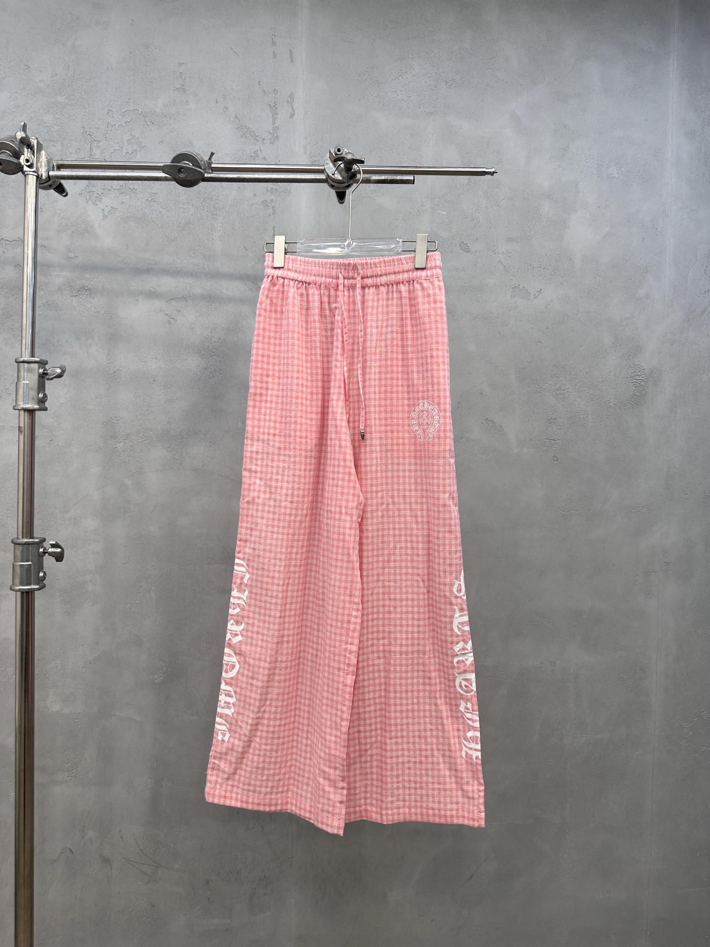 NO:845631,Chrome Hearts | New style casual pants, ready-to-wear washed and color-sprayed with four-dimensional printing technology, branded cotton-dyed plaid fabric, fashionable and casual, size sml,,chrome hearts,19860909克罗心 ｜ 新款休闲裤,成衣洗水喷色加四处印花工艺,品牌全棉色织格纹面料,时尚休闲,尺码sml,,chrome hearts,,Women's clothing