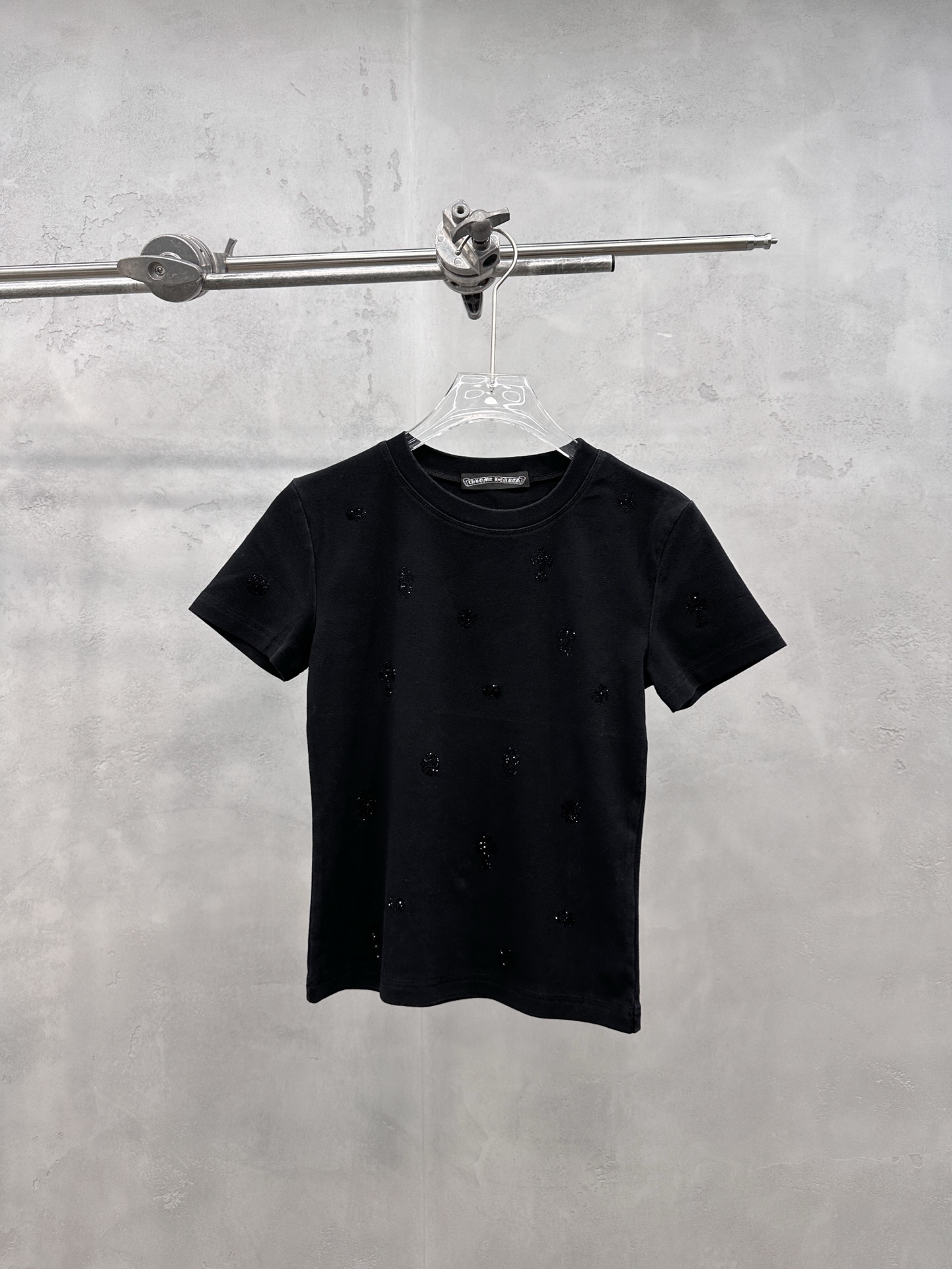 NO:860545,Chrome Hearts ｜ New short-sleeved T-shirt, ready-to-wear washed and fried with full-body hot diamond processing, casual fashion, size sml,, chrome hearts, T-shirt,19860909克罗心 ｜ 新款短袖t,成衣洗水炒色加全身烫钻工艺,休闲时尚,尺码sml,,chrome hearts,T-shirt,,Women's clothing