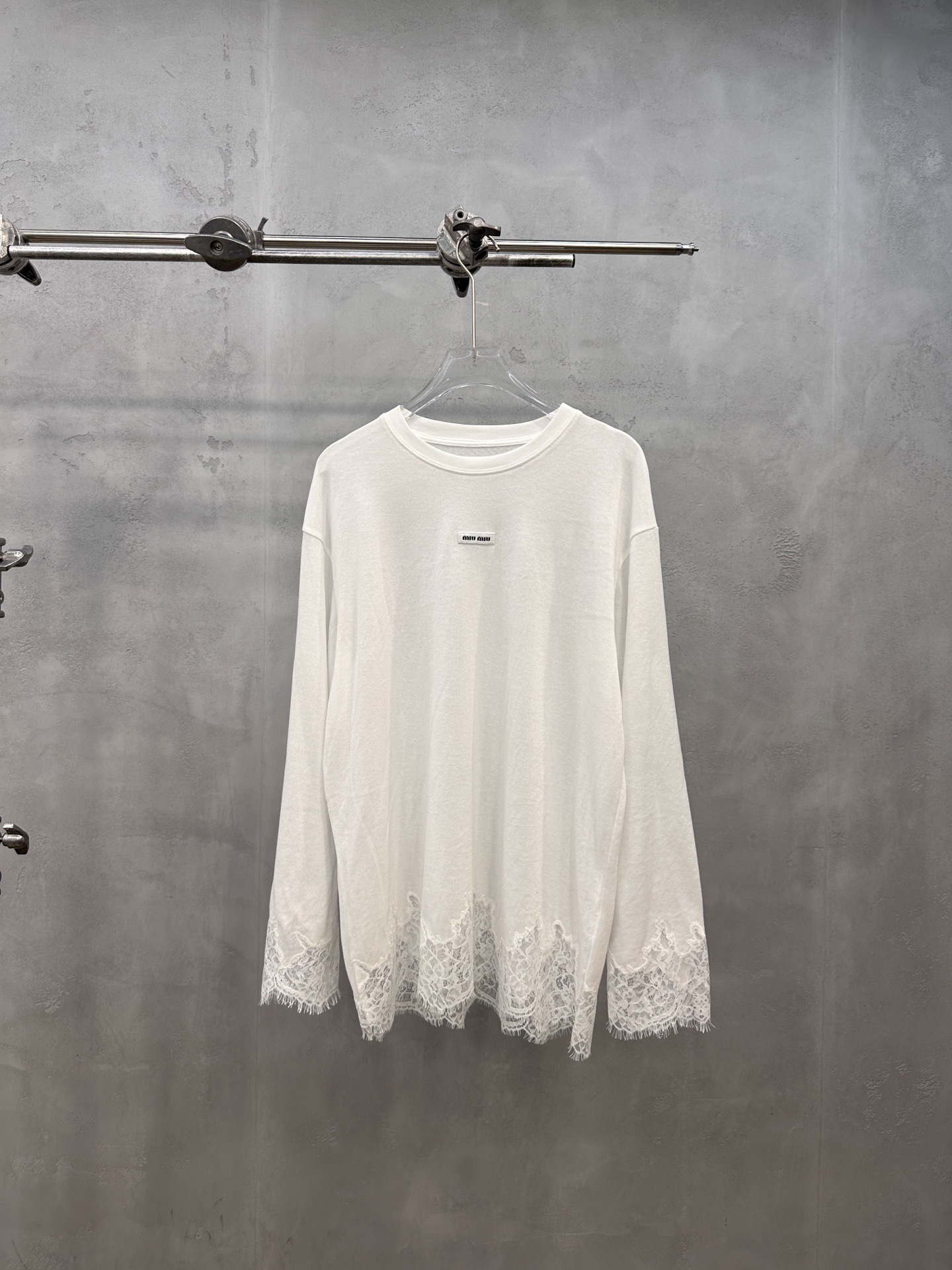 NO:860557,Miu | New long-sleeved base layer, brand classic embroidery logo, imported high-viscosity cotton fabric spliced ​​with multiple lace crafts, fashionable and casual, size sml,,miumiu,19860909Miu ｜ 新款长袖打底,品牌经典刺绣标,进口高黏棉面料拼接多处蕾丝工艺,时尚休闲,尺码sml,,miumiu,,Women's clothing