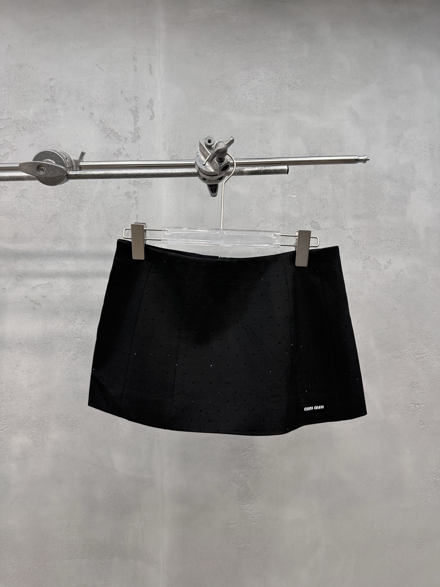 NO:860579,Miu ｜ New casual short skirts, brand classic embroidery logo, ready-to-wear rhinestone technology, fashionable and casual, sizes sml,,miumiu,skirts,19860909Miu ｜ 新款休闲短裙裤,品牌经典刺绣标,成衣烫钻工艺,时尚休闲,尺码sml,,miumiu,skirts,,Women's clothing