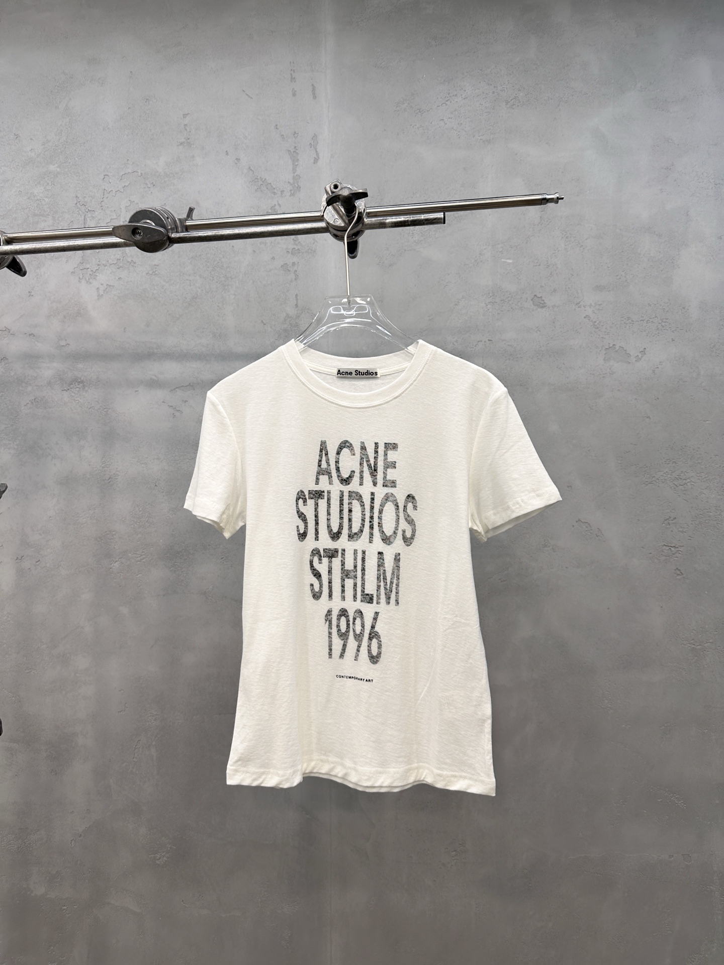 NO:860588,Acne | New short-sleeved t-shirt, ready-to-wear washed and discharge printing process, imported linen cotton fabric, fashionable and casual, size sml,,acne studios,T-shirt,19860909Acne ｜ 新款短袖t,成衣洗水加拔印印花工艺,进口亚麻棉面料,时尚休闲,尺码sml,,acne studios,T-shirt,,Women's clothing